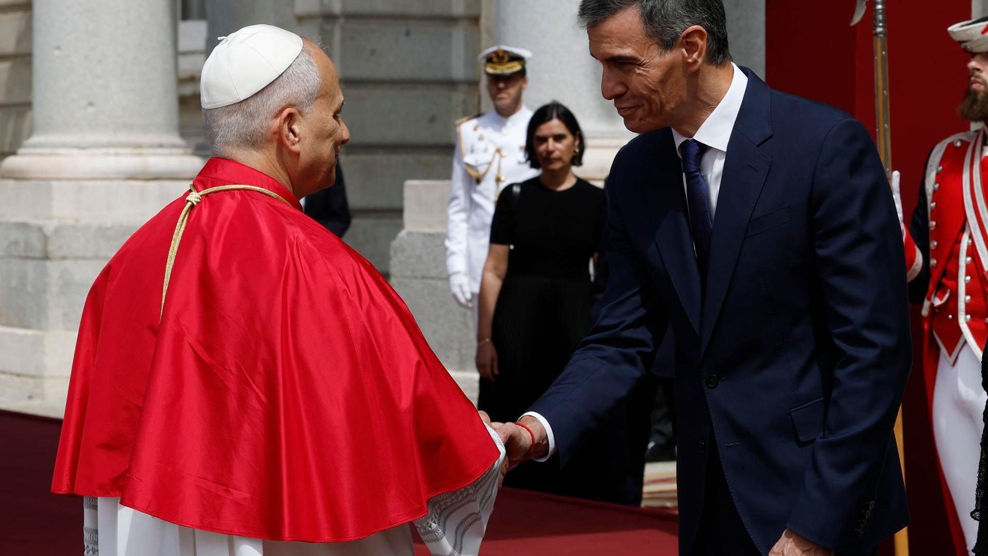 El papa León XIV saluda al presidente del Gobierno en la Plaza de la Armería del Palacio Real