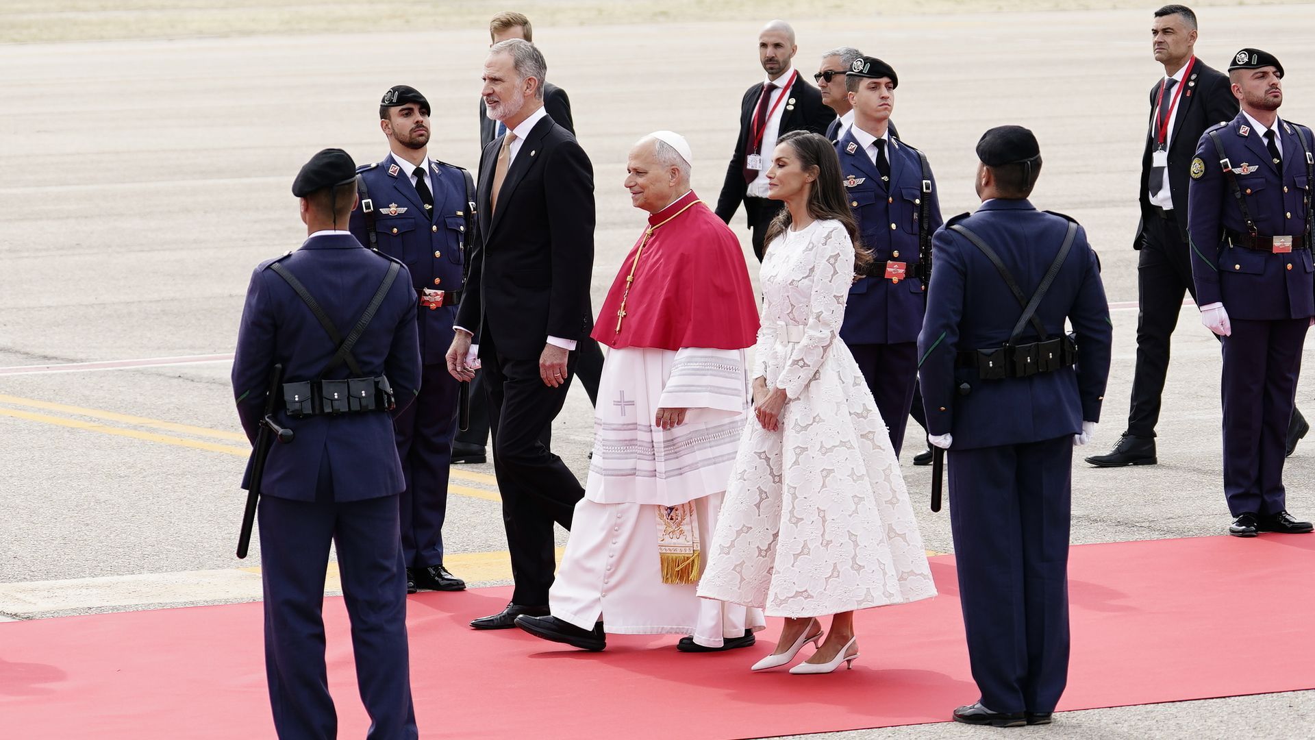 El papa y los reyes Felipe y Letizia en el aeropuerto