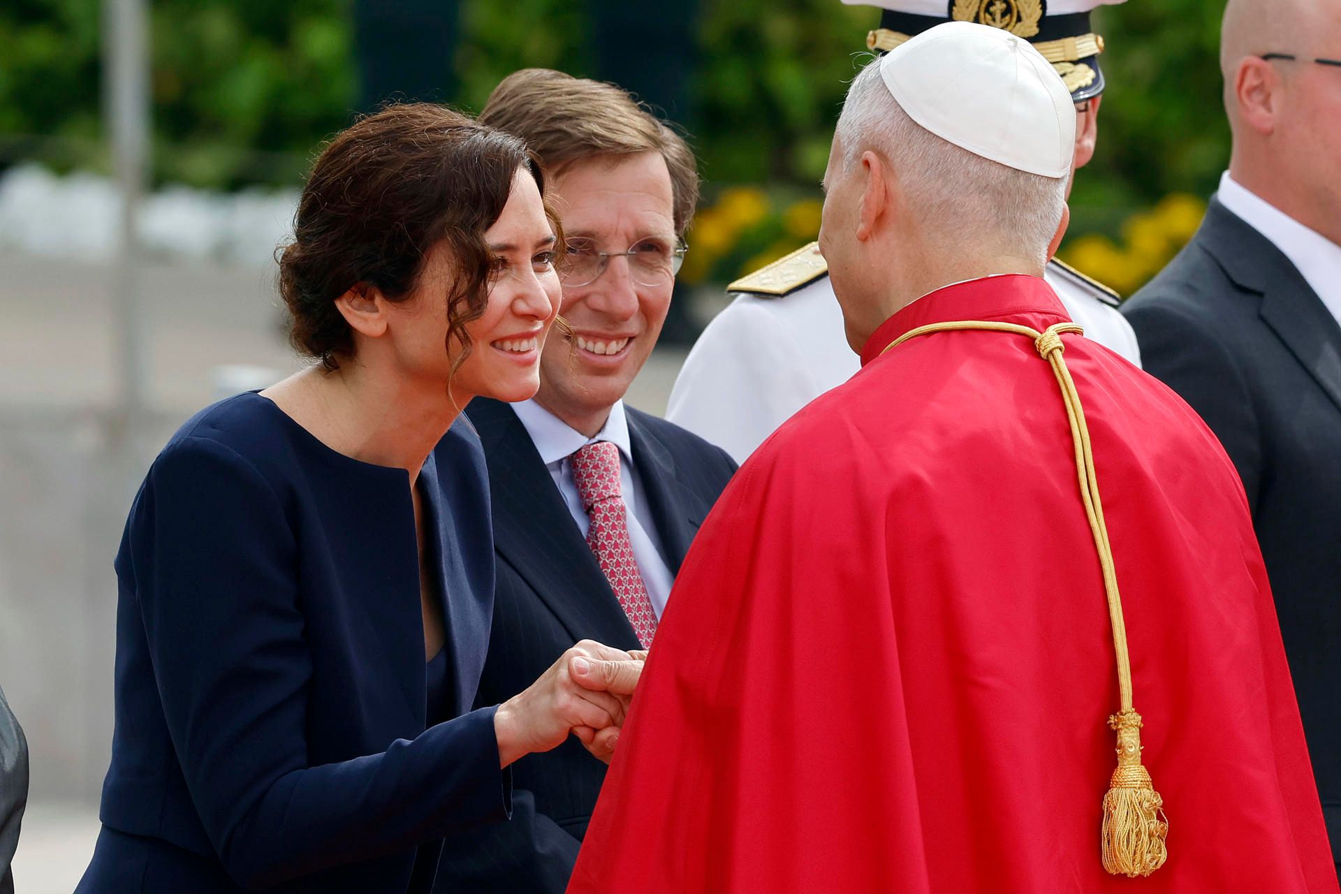 Isabel Díaz Ayuso saluda al papa León XIV
