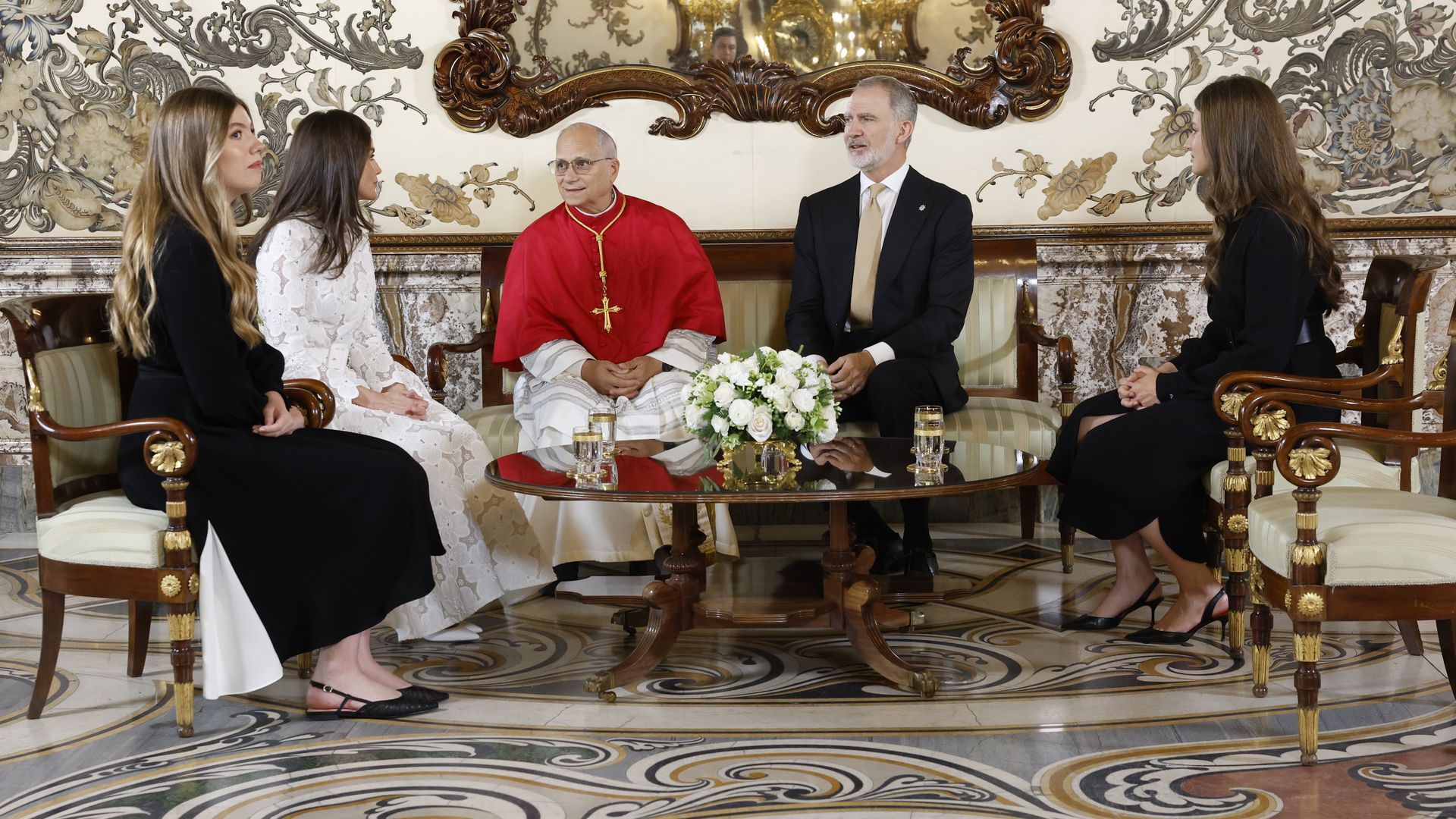 La familia real con el papa León XIV