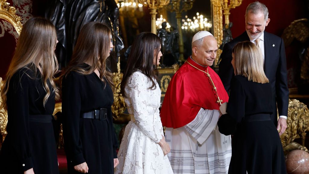 La infanta Sofía y la presidenta de Cantabria, con el mismo vestido ante el papa León XIV