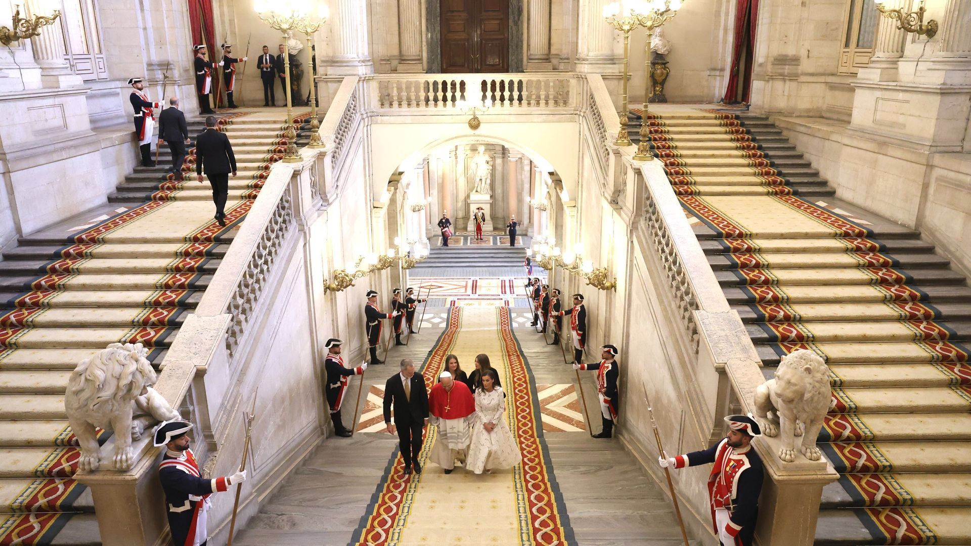 La familia real junto al papa en el Palacio Real