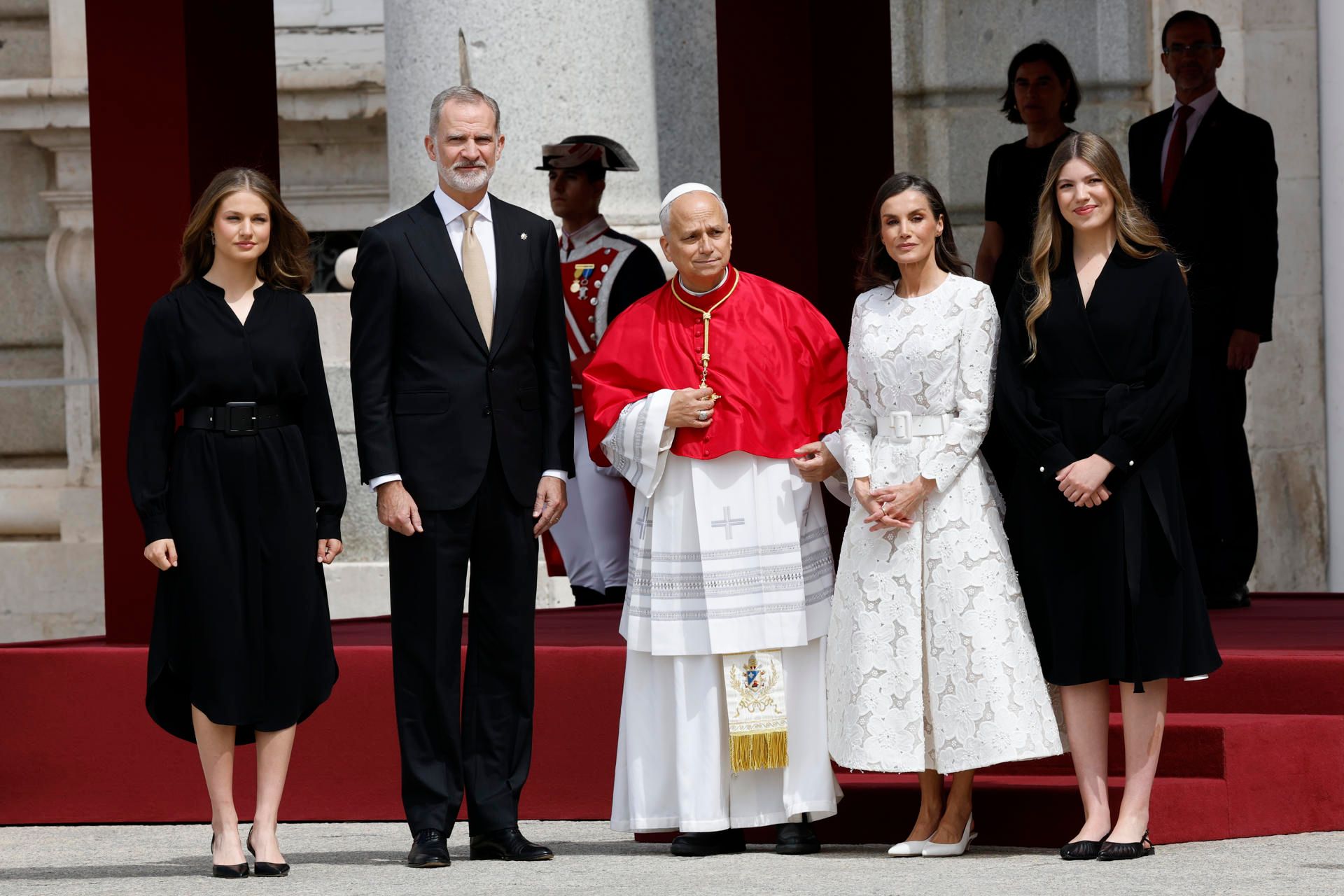 La familia real posa junto al papa León XIV