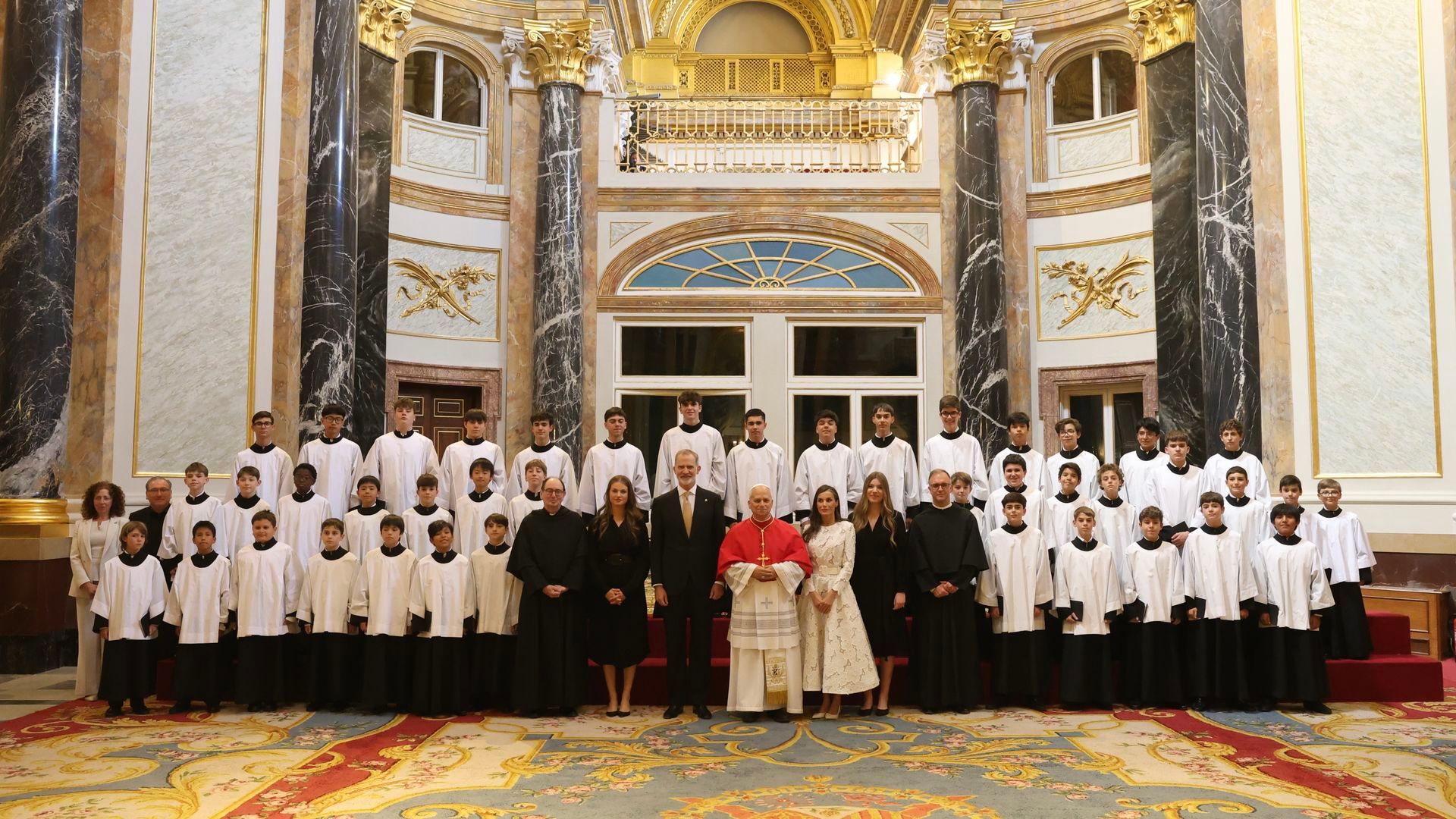 La familia real y el papa con la Escolanía del Escorial