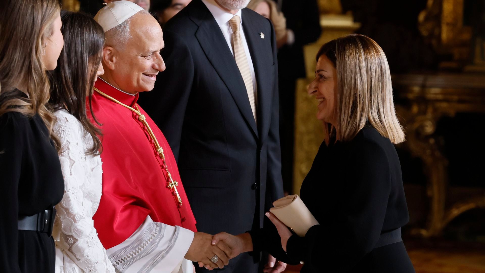 La presidenta de Cantabria saludando al papa León XIV y a la familia real española