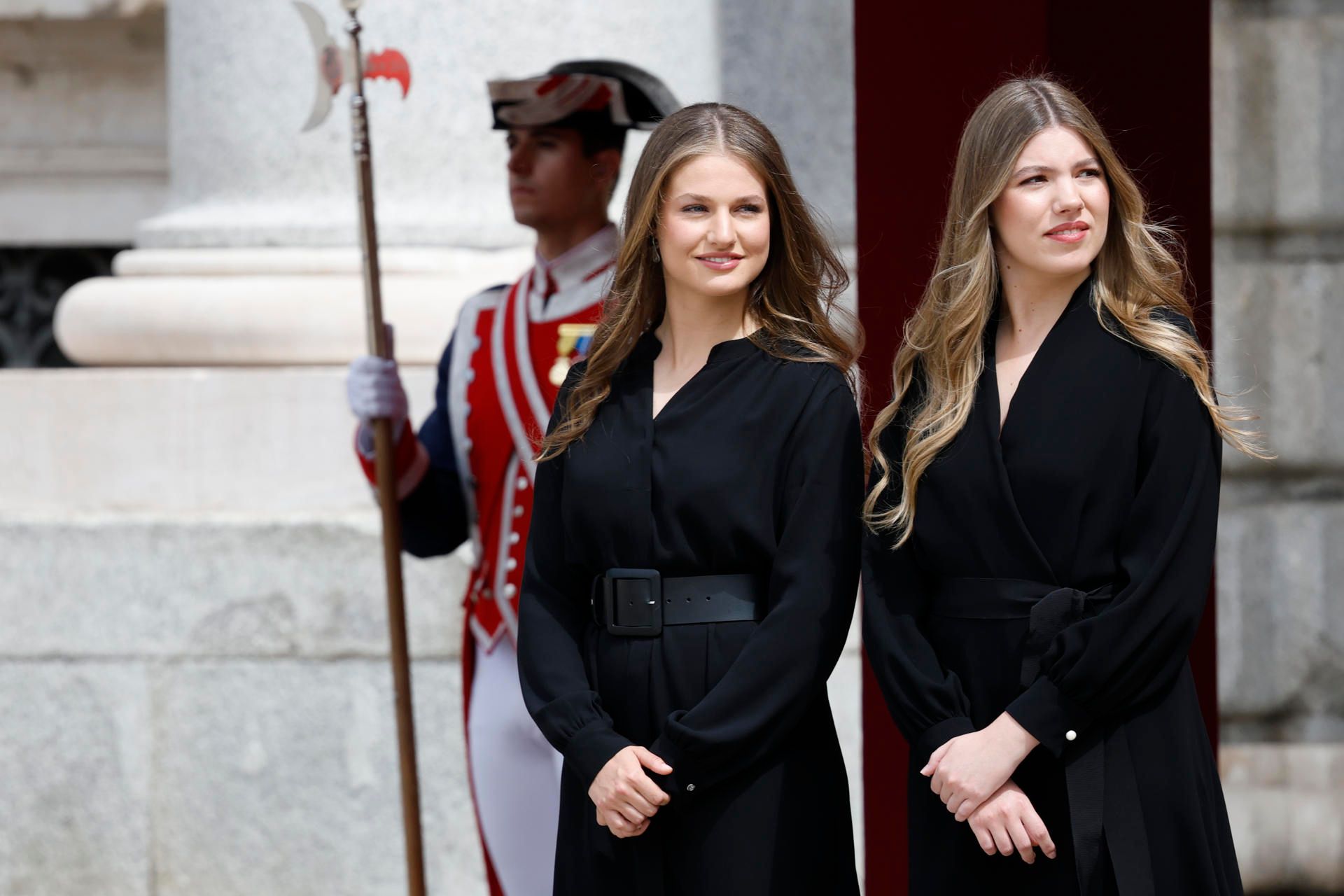 La princesa Leonor y la Infanta Sofía asisten a la llegada del papa León XIV