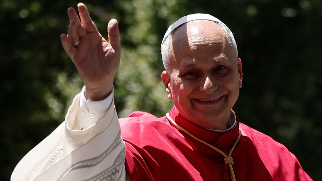 La visita del papa León XVI a Madrid: de su llegada a la recepción real y el paseo en papamóvil