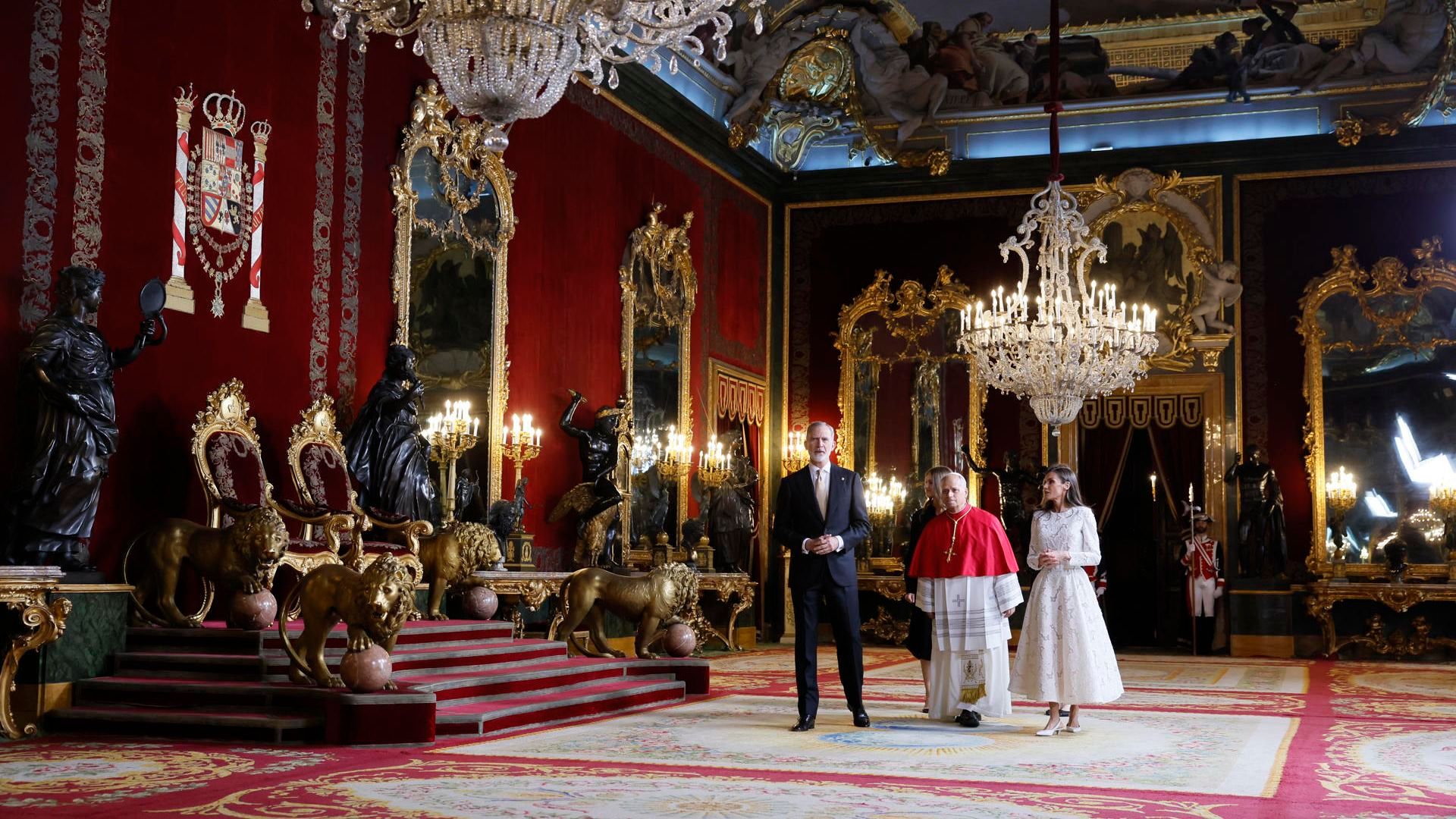 León XIV entra al Palacio Real junto a los reyes de España