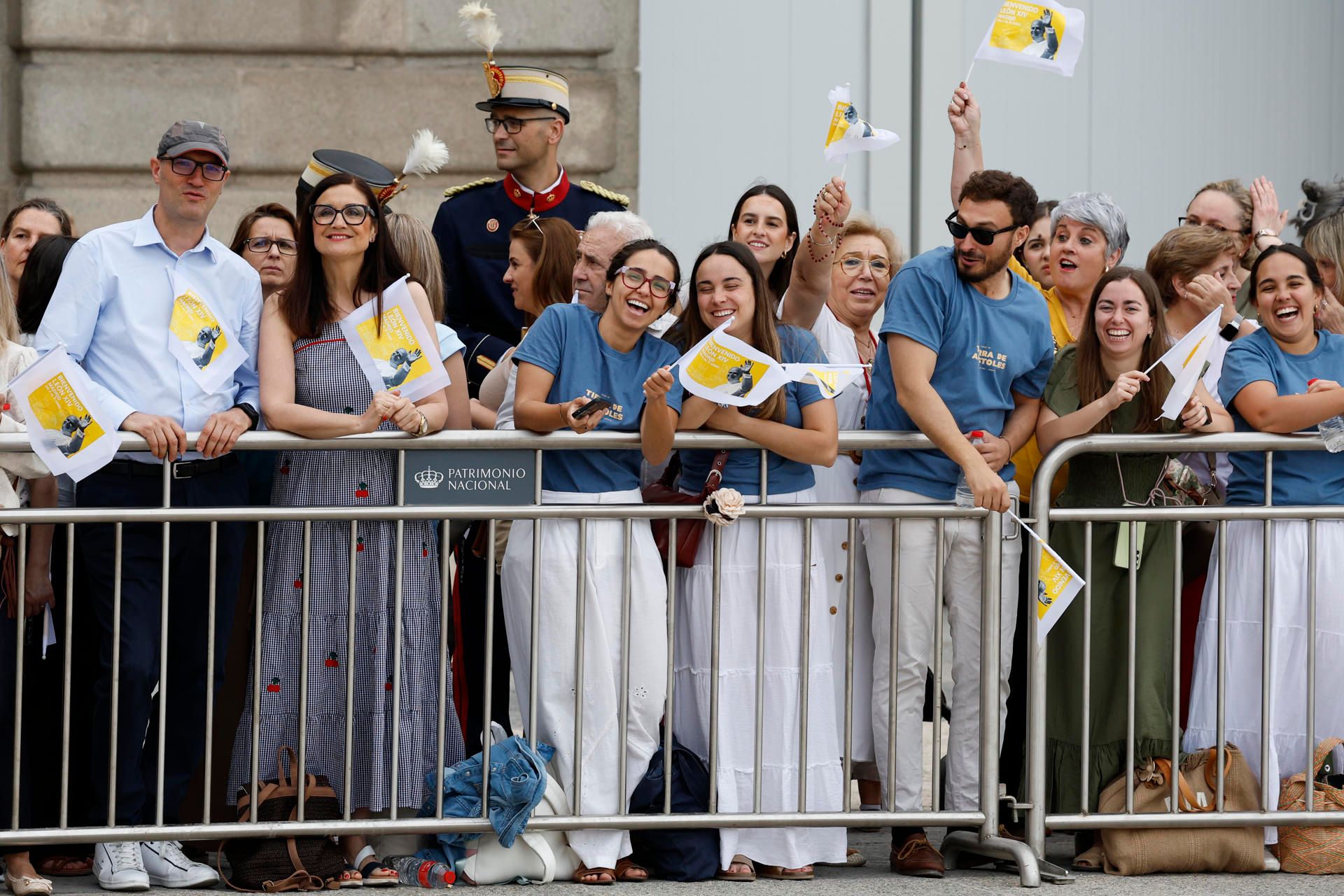 Los fieles y católicos de diferentes partes de España esperan la llegada de León XIV