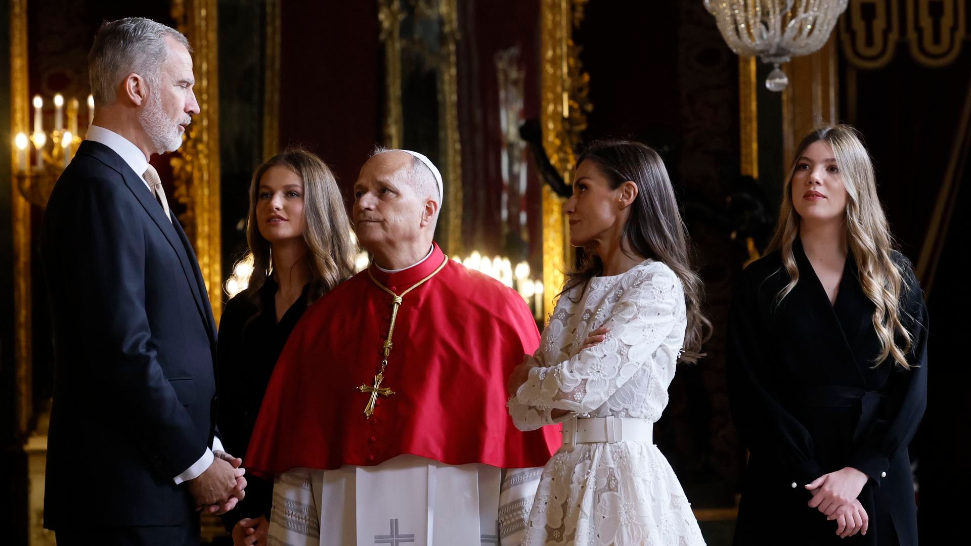 Los reyes Felipe y Letizia con la princesa Leonor y la infanta Sofía y el papa León XIV en el Palacio Real