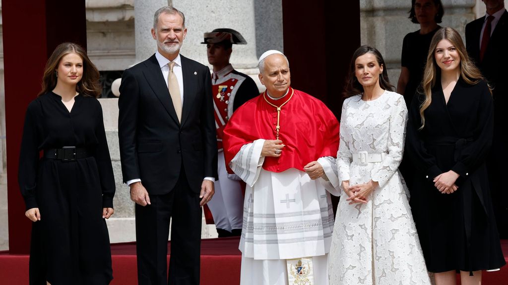 Momento en el que los Reyes y sus hijas reciben al papa León XIV en el Palacio Real en una ceremonia histórica Informativos Telecinco 2026 Es noticia 589