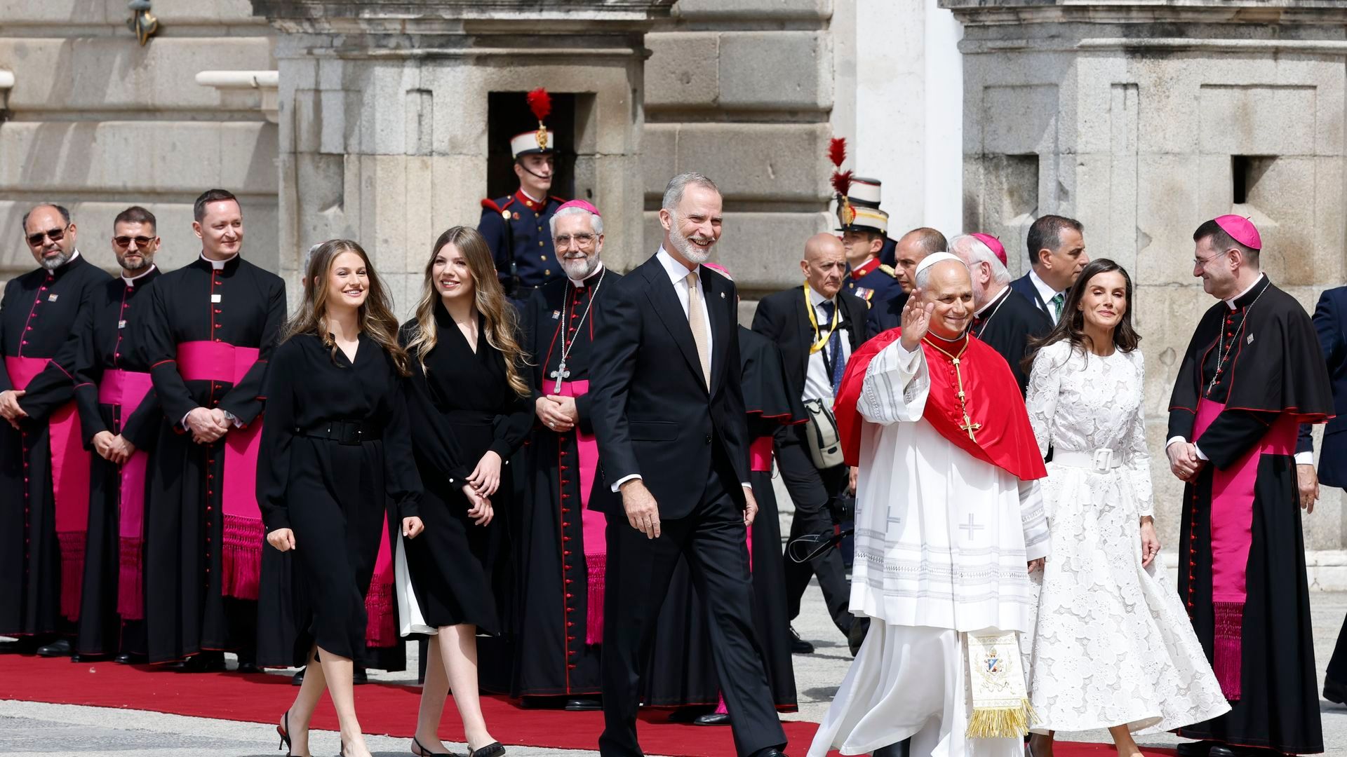 Los reyes Felipe y Letizia con la princesa Leonor y la infanta Sofía y el papa León XIV en el Palacio Real