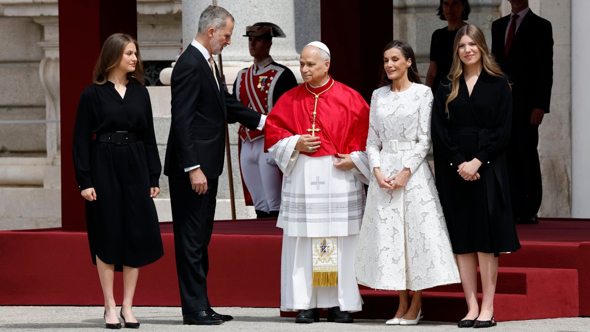 Los reyes Felipe y Letizia con la princesa Leonor y la infanta Sofía y el papa León XIV en el Palacio Real