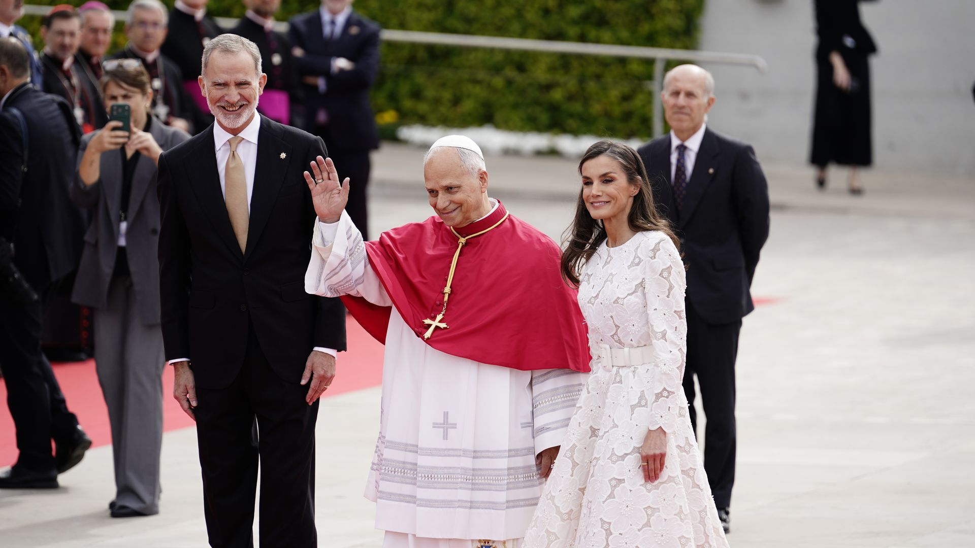 Los Reyes Felipe y Letizia reciben al Papa León XIV en el Aeropuerto Adolfo Suárez Madrid-Barajas