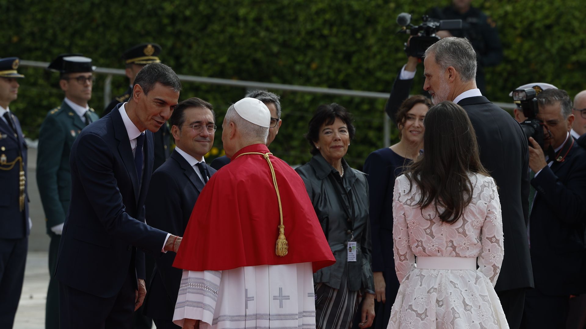 Los reyes Felipe y Letizia y el presidente del Gobierno, Pedro Sánchez, reciben al papa León XIV