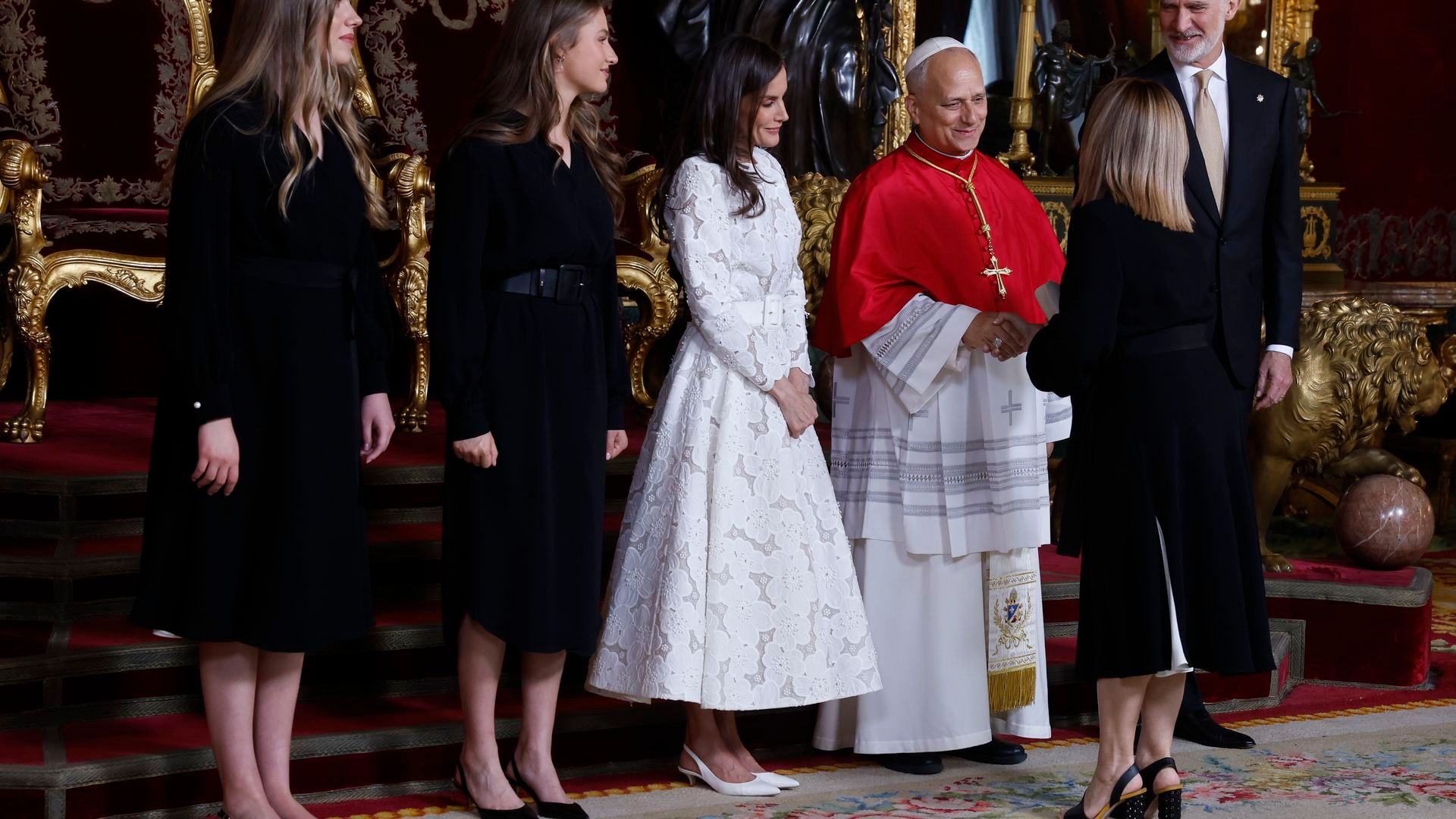 Los reyes, la princesa Leonor, la infanta Sofía, el papa León XIV y la presidenta de Cantabria, este 6 de junio