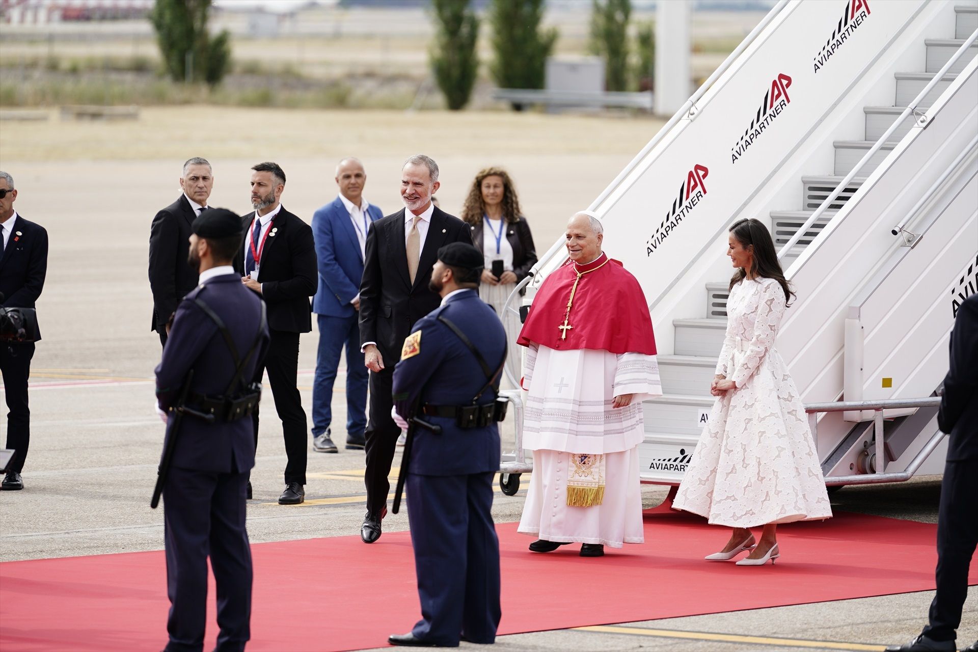 Los reyes reciben a León XIV en el aeropuerto de Barajas