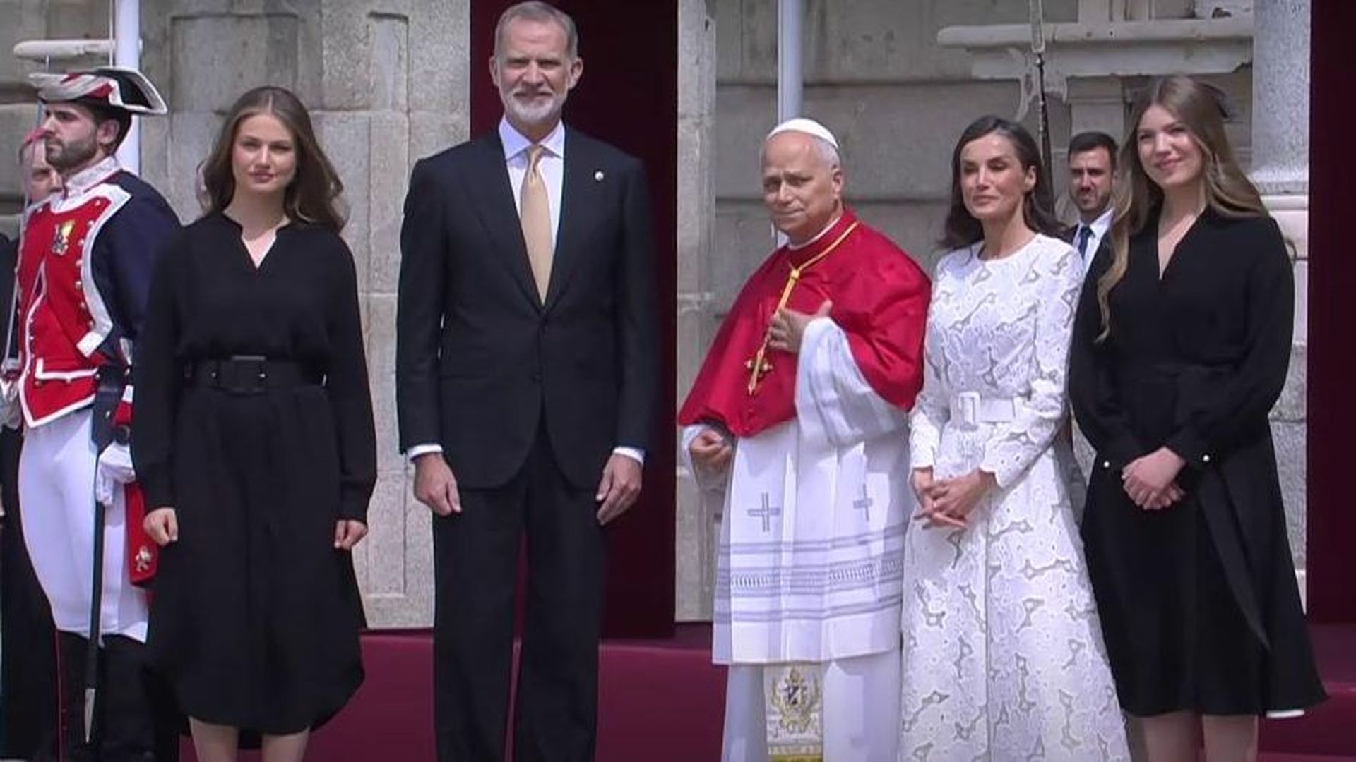 los Reyes y sus hijas reciben al Papa en el Palacio Real en una ceremonia histórica