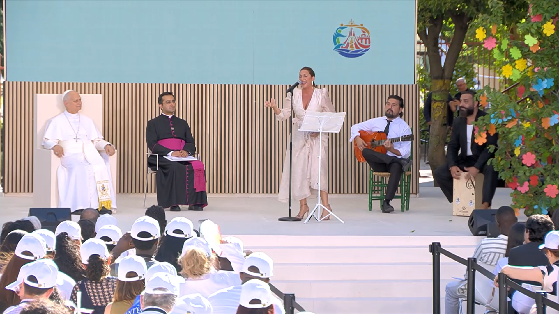 Niña Pastori interpreta una canción adaptada para la visita del pontífice