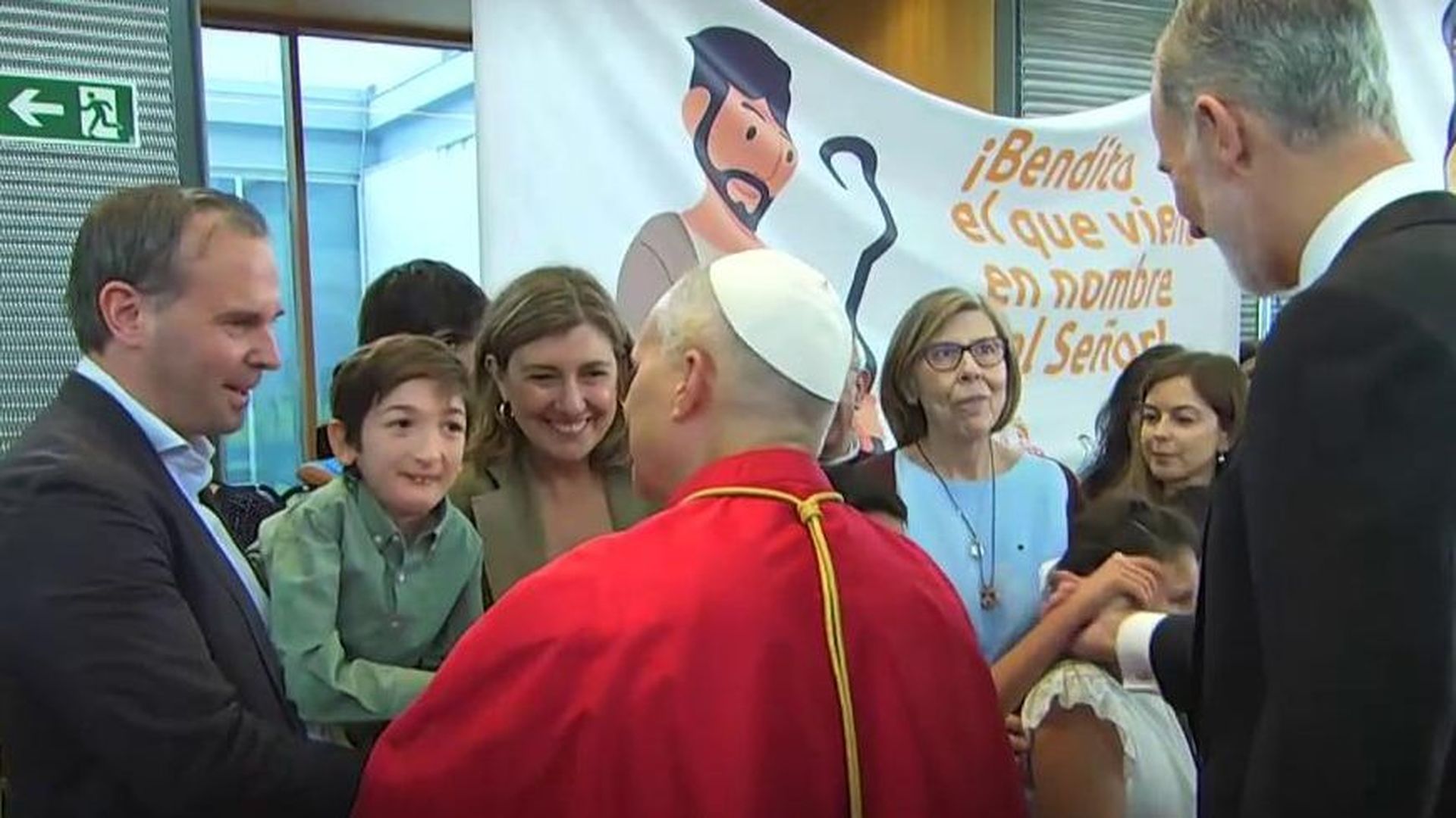 Su primer encuentro con fieles en la Sala de Autoridades del Aeropuerto Adolfo Suárez Madrid-Barajas
