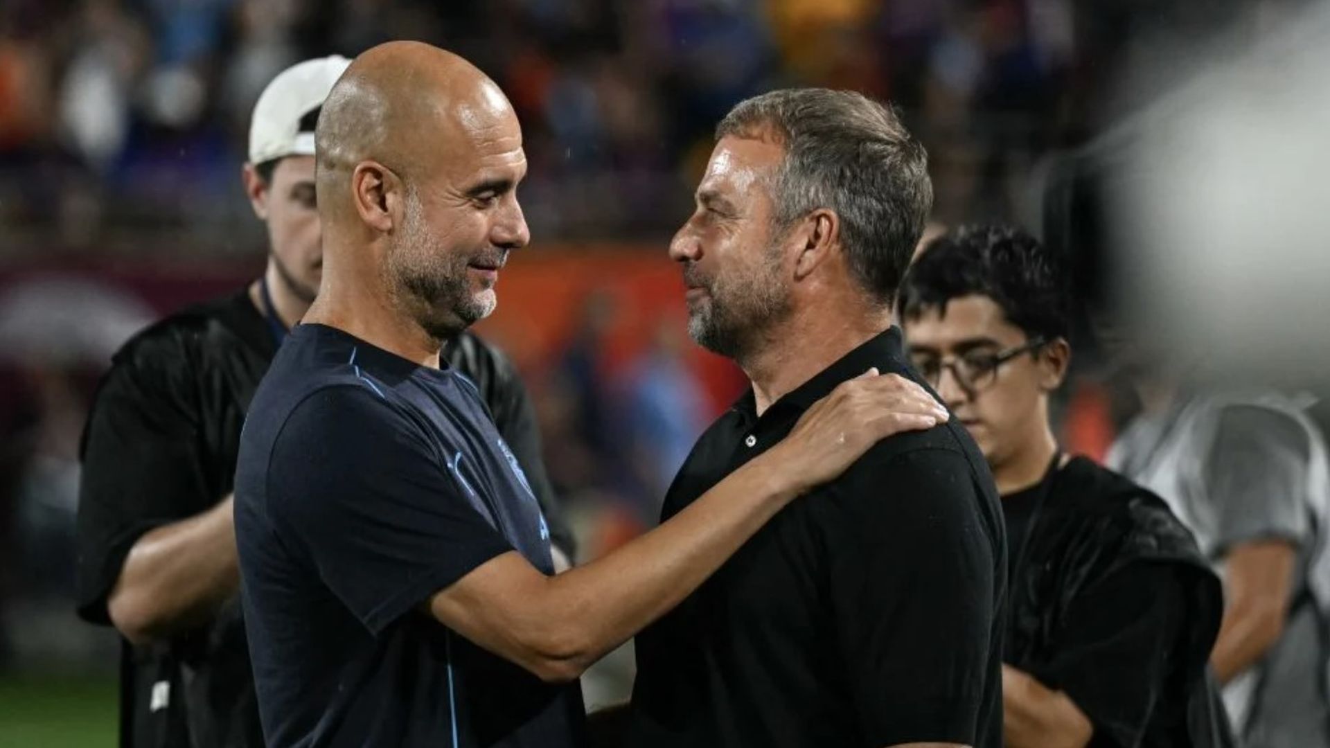 Pep Guardiola y Hansi Flick se saludan antes de un Barça-City Pep Guardiola y Hansi Flick se saludan antes de un Barça-City