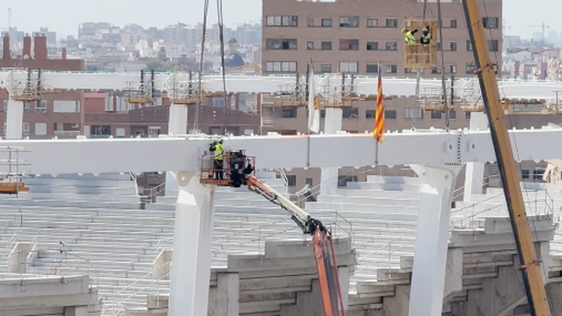 Se acaba el círculo de compresión del Nou Mestalla con una bandera del Valencia CF y otra de la Senyera Se acaba el círculo de compresión del Nou Mestalla con una bandera del Valencia CF y otra de la Senyera