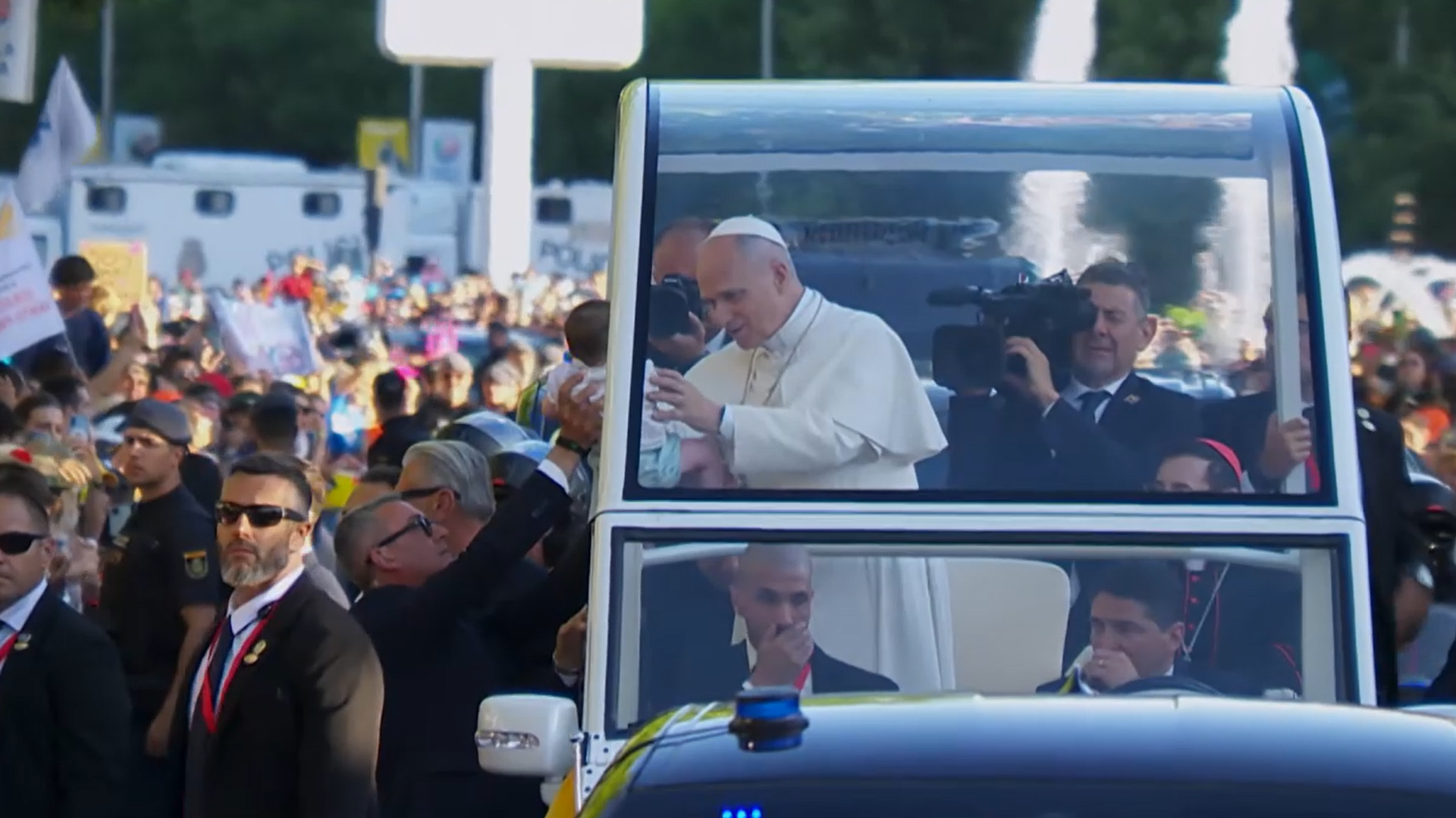 Unos padres entregan su bebé para que el papa León XIV lo bendiga desde el papamóvil