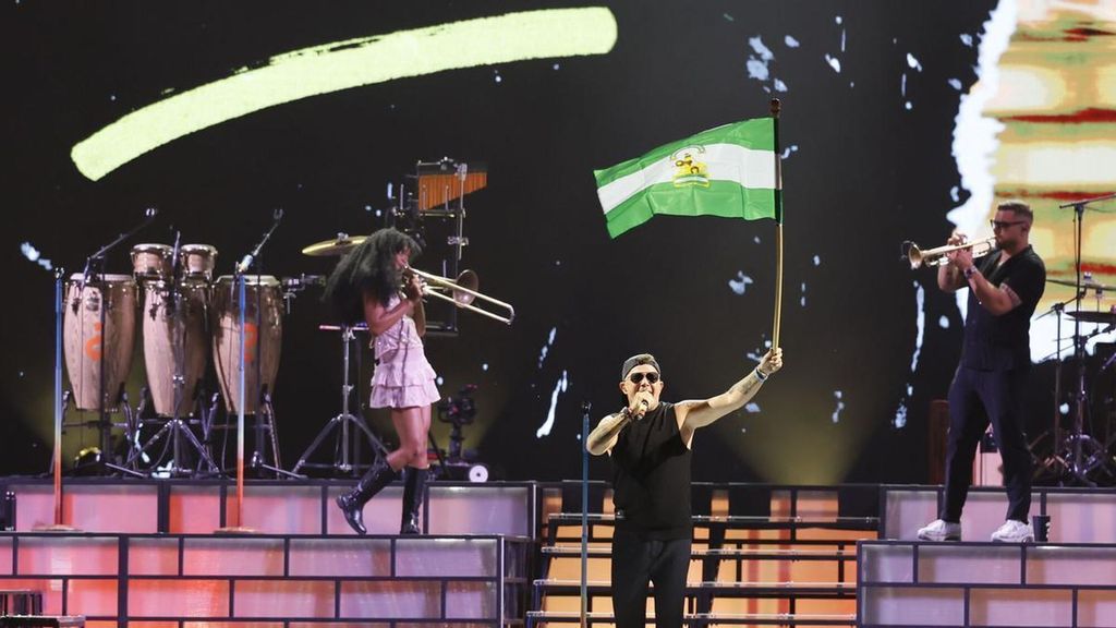 Así fue el exitoso inicio de gira de Alejandro Sanz en Sevilla: una pedida de mano y un emotivo recuerdo a la periodista fallecida Ana García Romero