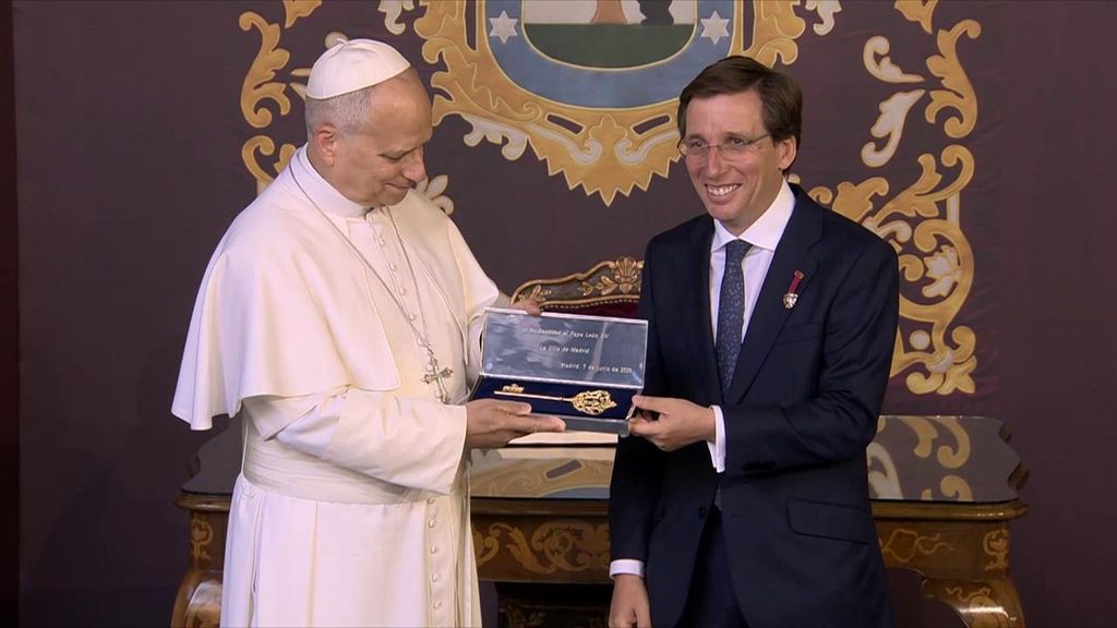 Almeida entrega la Llave de Oro de la Villa de Madrid al papa León XIV en el Palacio de Cibeles