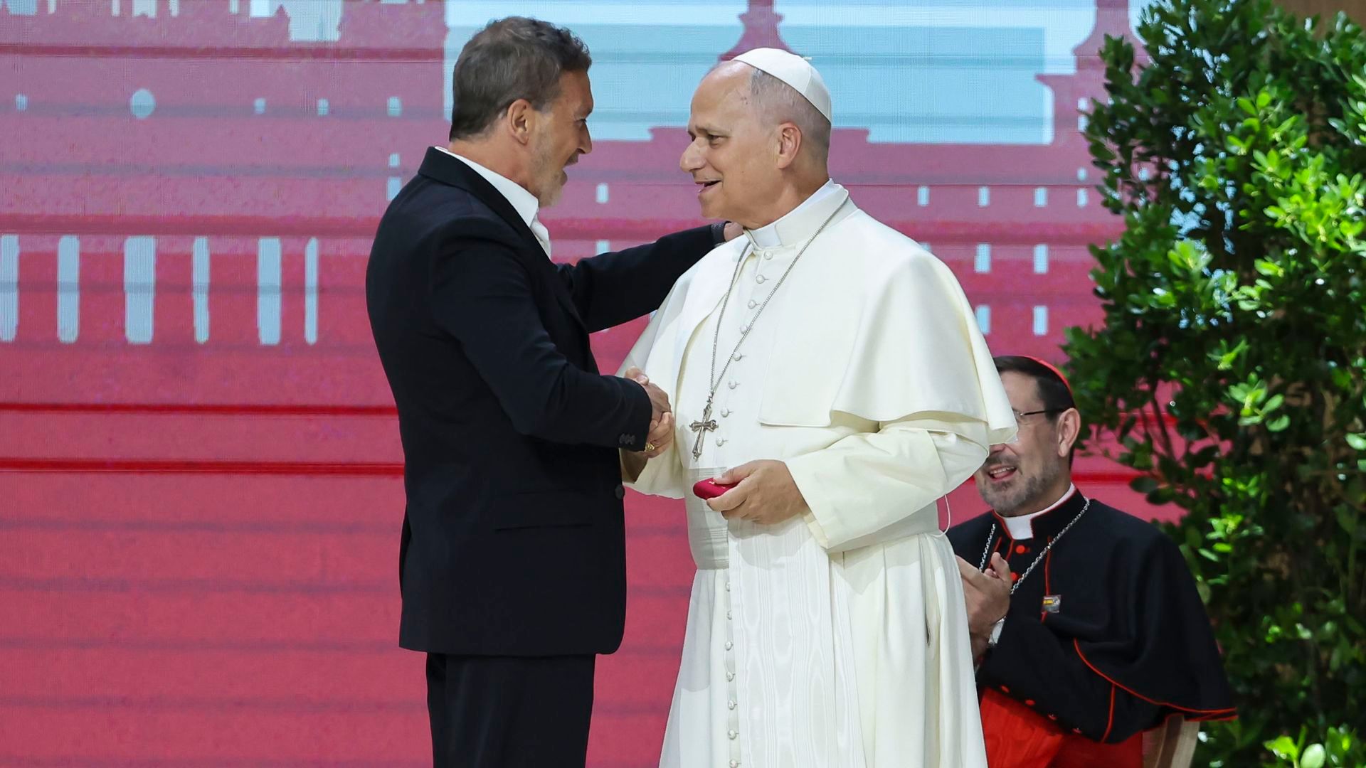 Antonio Banderas con el papa: "Confieso que soy víctima del hechizo de Dios"