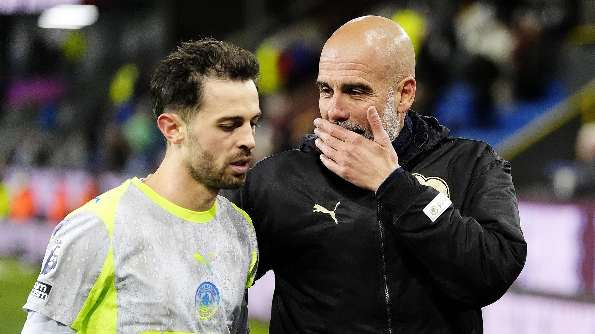 Bernardo Silva y Pep Guardiola, en un partido del Manchester City