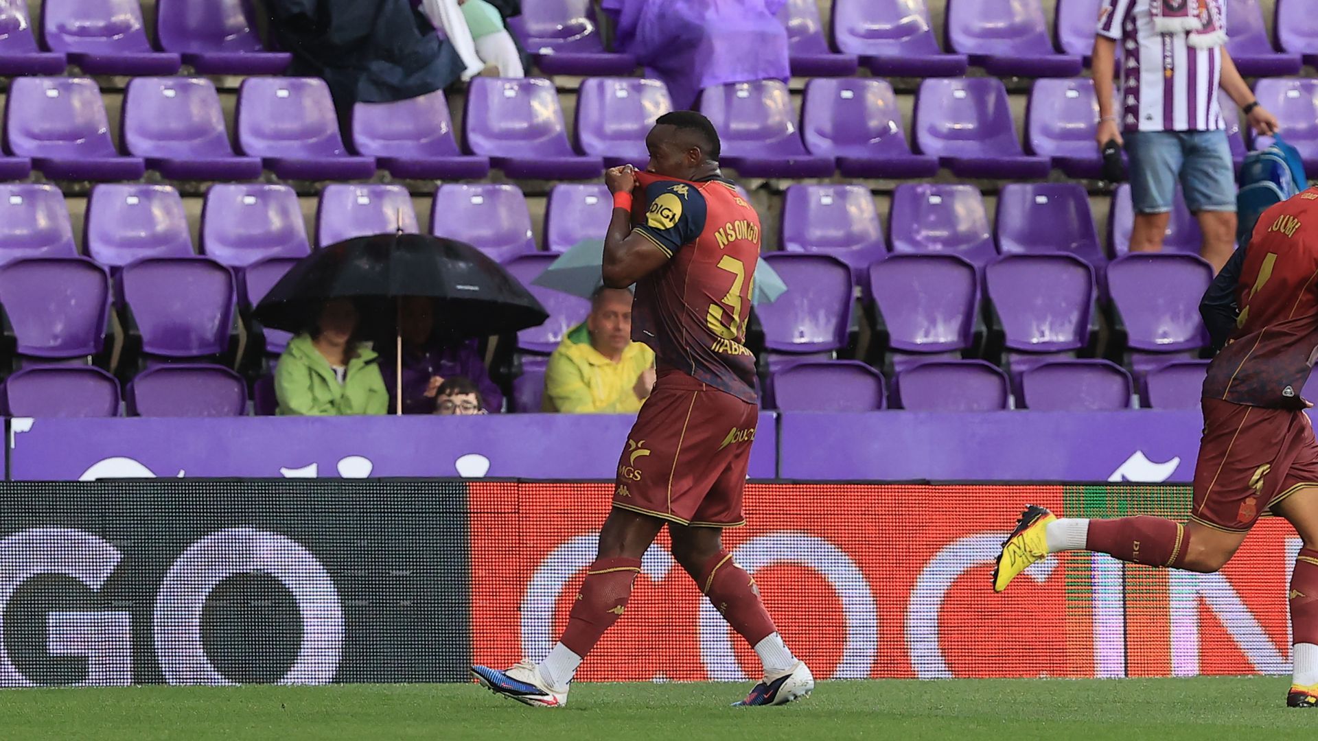 Bil Nsongo celebra uno de sus goles en el Valladolid-Deportivo