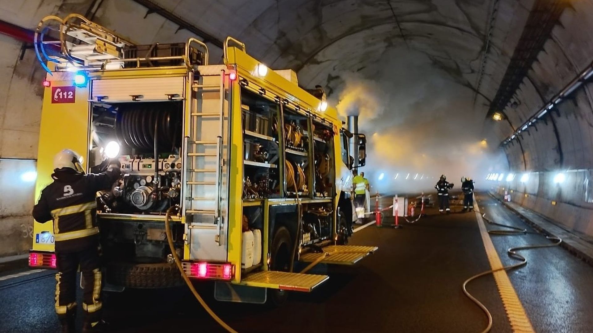 Bomberos apagando un fuego de un vehículo en un túnel en Asturias Bomberos apagando un fuego de un vehículo en un túnel en Asturias
