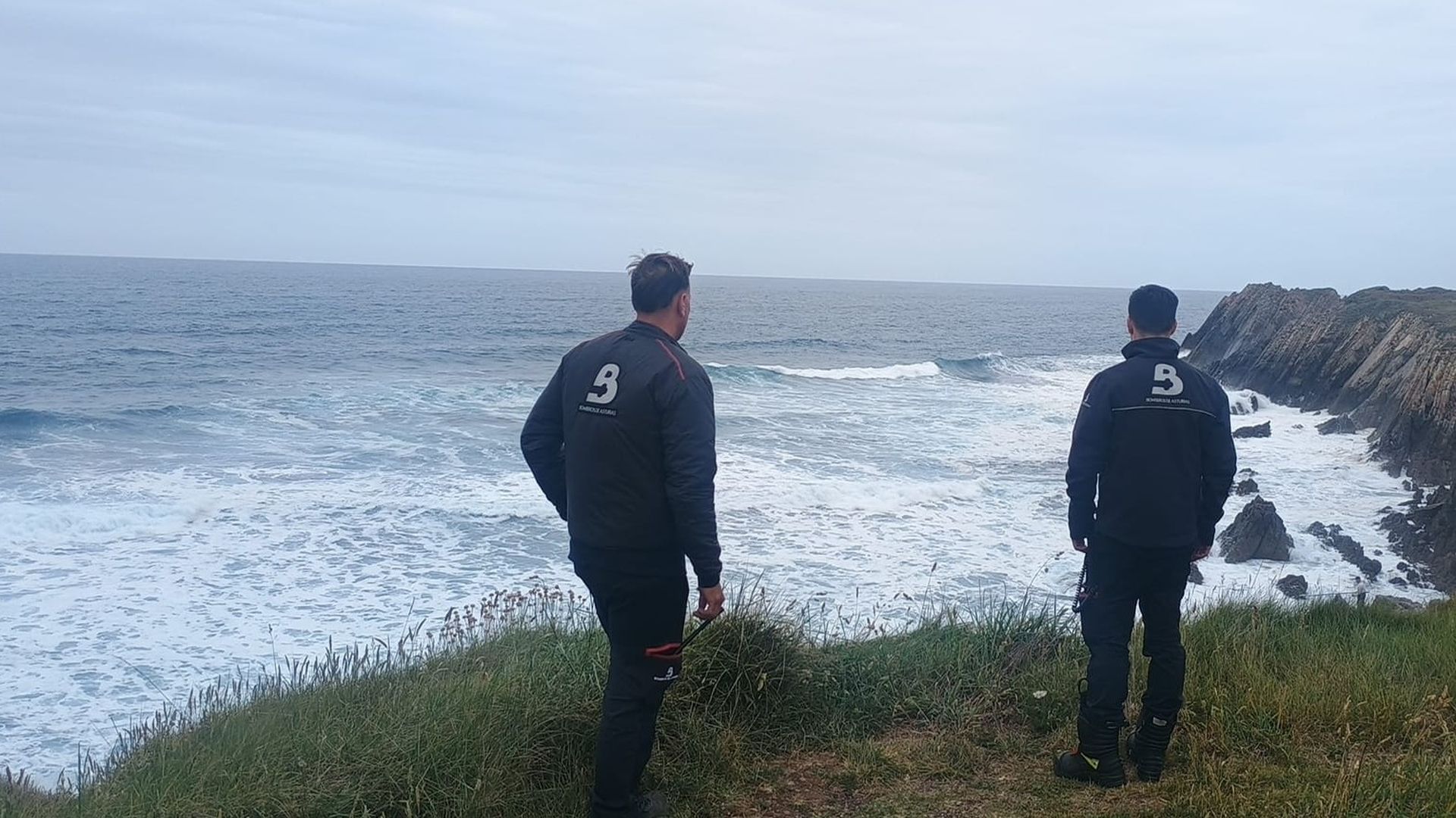 Bomberos en una de las zonas de búsqueda junto al mar Bomberos en una de las zonas de búsqueda junto al mar