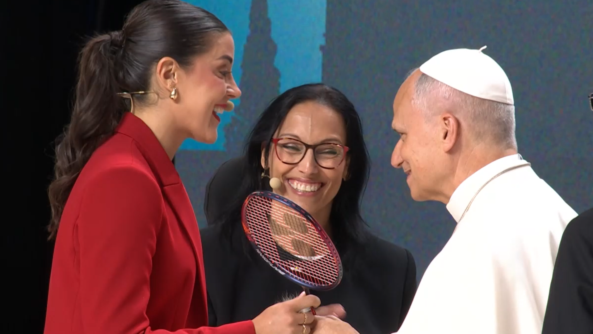 Carolina Marín le entrega una raqueta de bádminton a León XIV en el Movistar Arena: "El deporte es un puente de solidaridad" Informativos Telecinco 2026 Es noticia 610