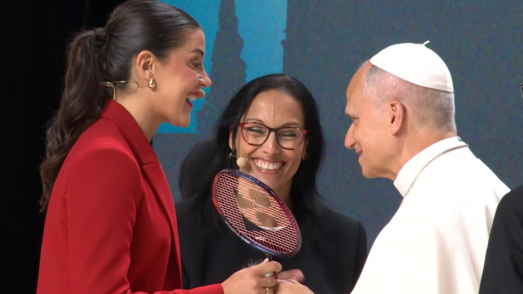 Carolina Marín le entrega una raqueta de bádminton a León XIV en el Movistar Arena: "El deporte es un puente de solidaridad"