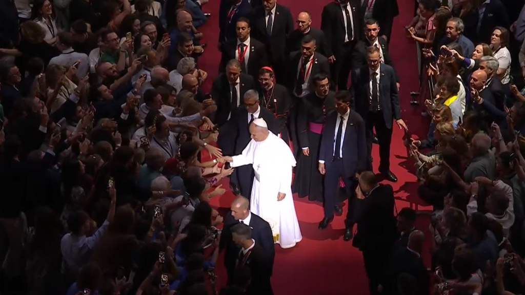 Desde Antonio Banderas hasta Carolina Marín: así se ha vivido el acto oficial del papa León XIV en el Movistar Arena