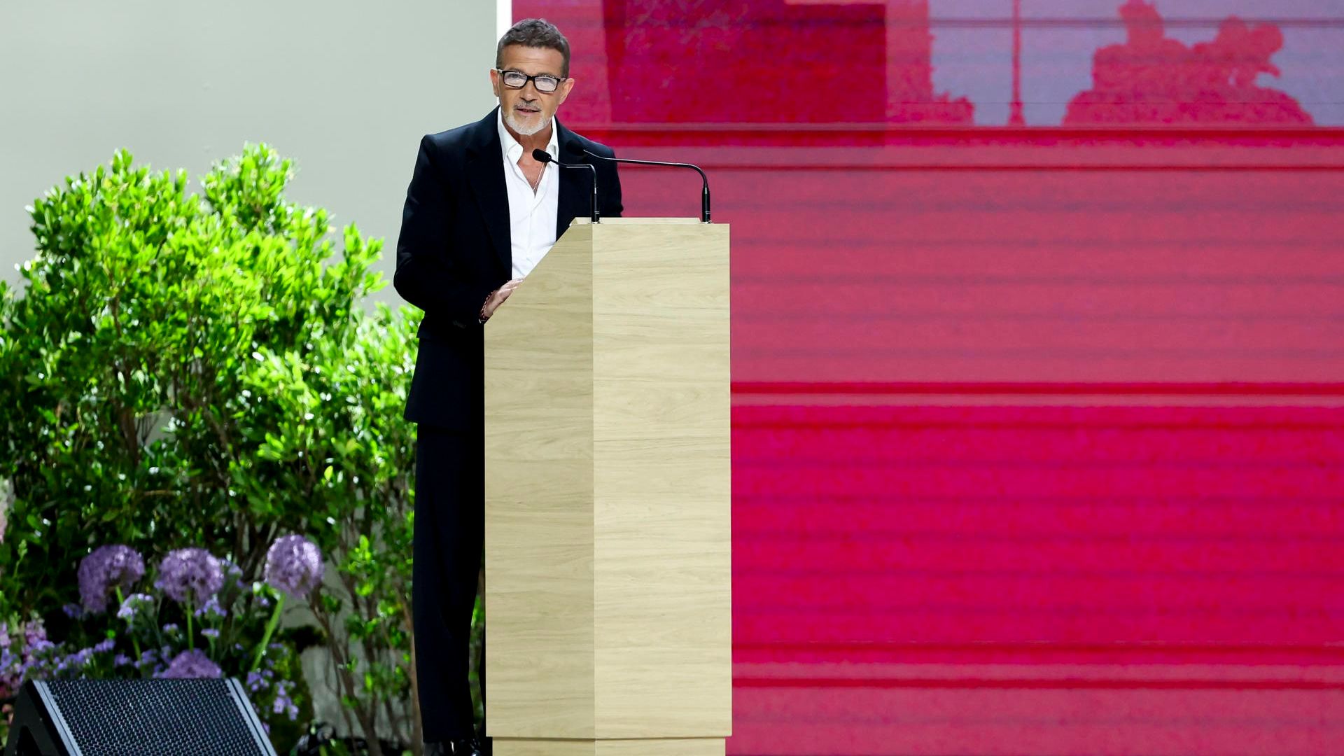 El actor Antonio Banderas interviene en el encuentro presidido por el papa León XIV
