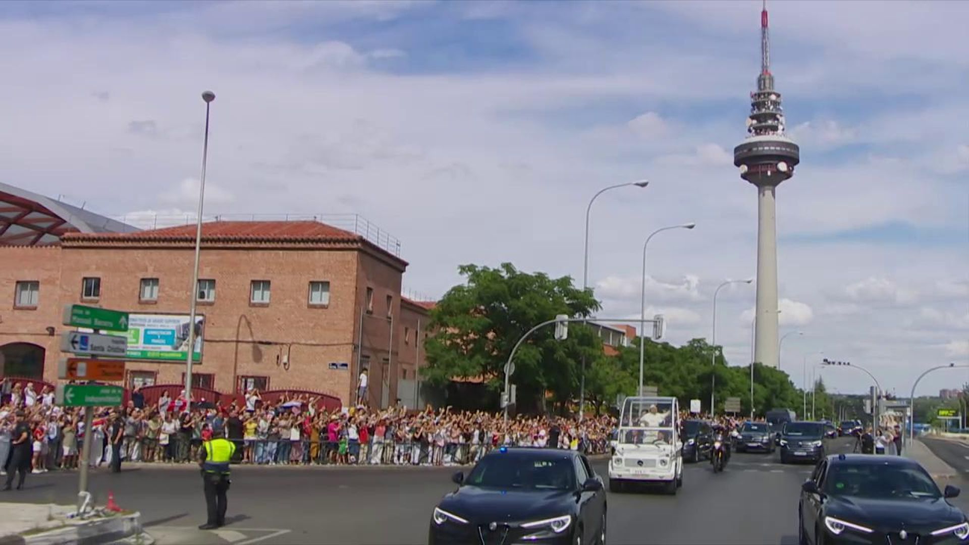 El papa hace su cuarta ruta en papamóvil de camino al acto con la sociedad civil