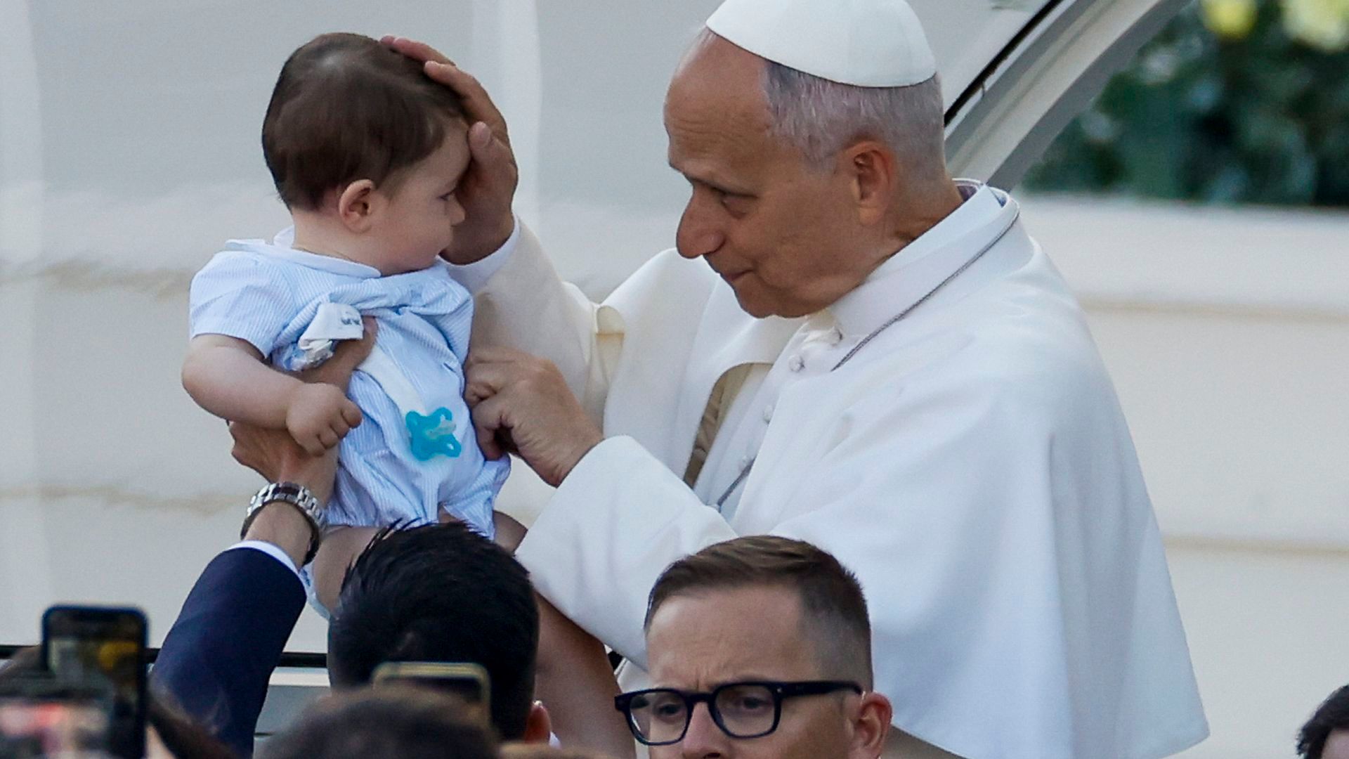 El papa León XIV bendice a decenas de bebés durante sus trayectos en el papamóvil: "Teníamos la ilusión" El papa León XIV bendice a decenas de bebés durante sus trayectos en el papamóvil: "Teníamos la ilusión"