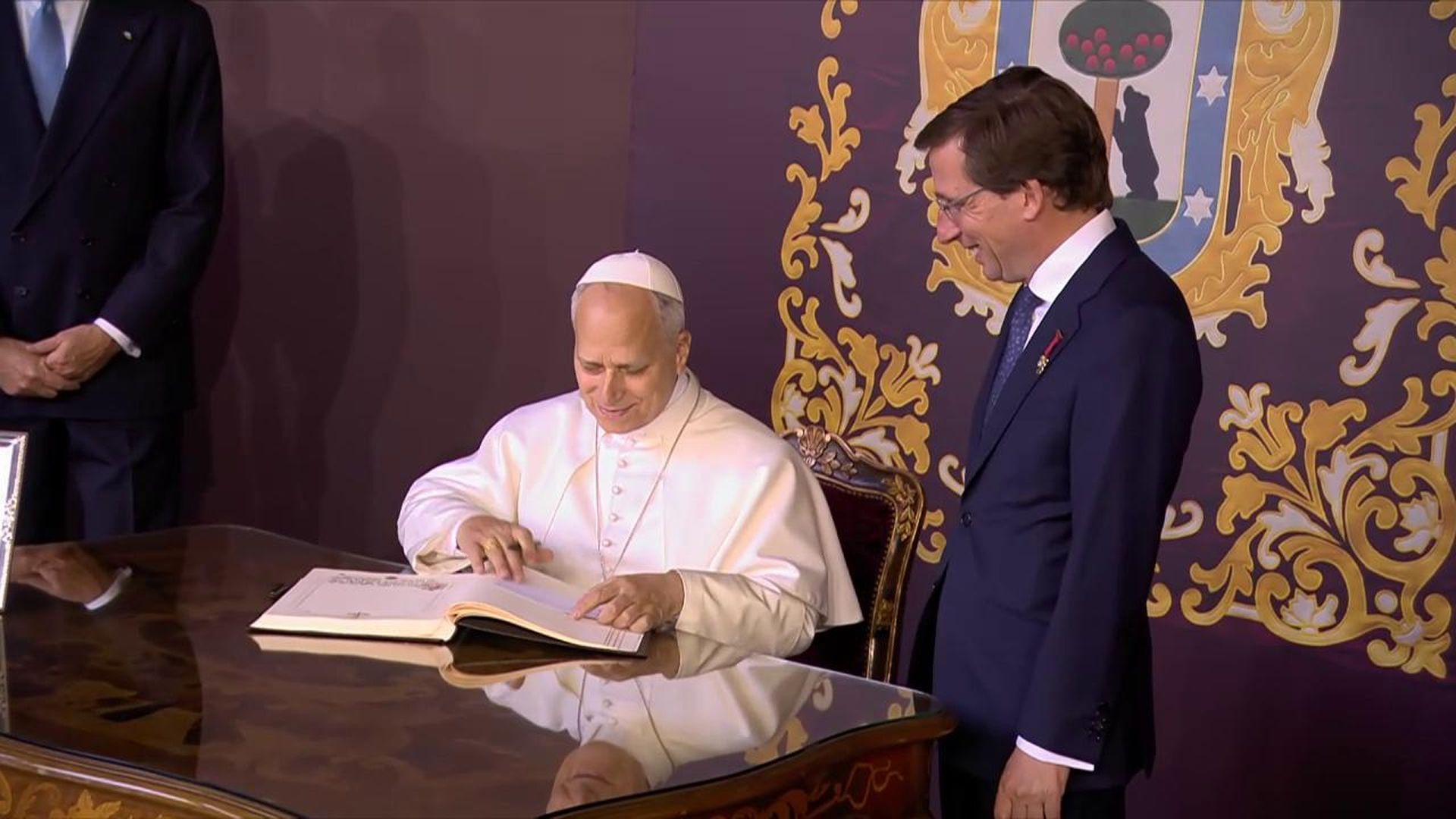 El papa León XIV firma el Libro de Honor del Ayuntamiento.