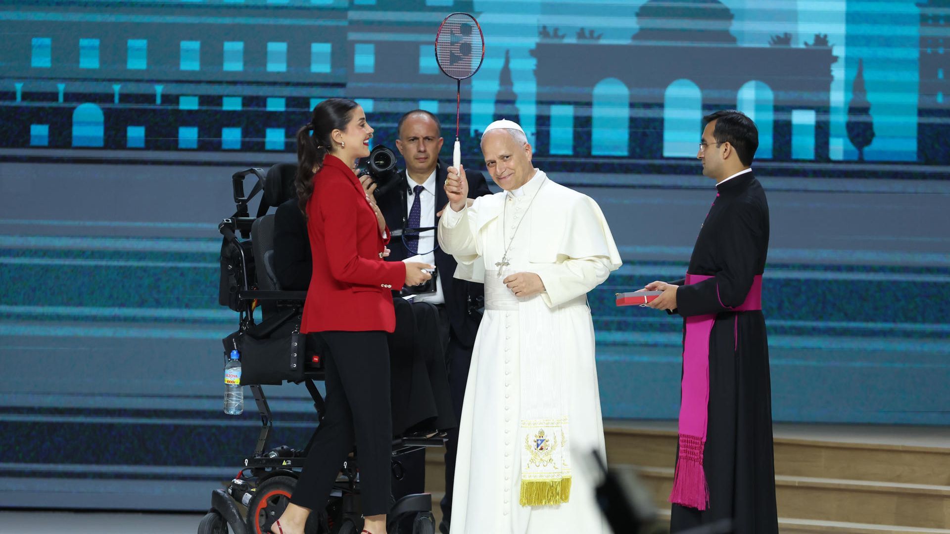 El papa León XIV saluda a la exjugadora de bádminton Carolina Marín durante el encuentro