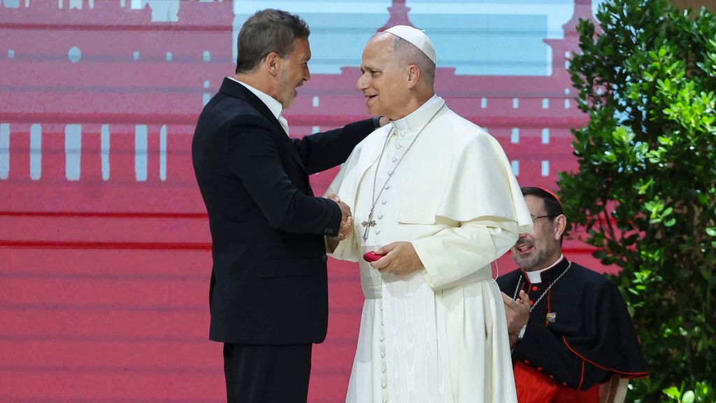 La gran confesión de Antonio Banderas frente al papa León XIV en el Movistar Arena: "Soy víctima del hechizo de Dios"
