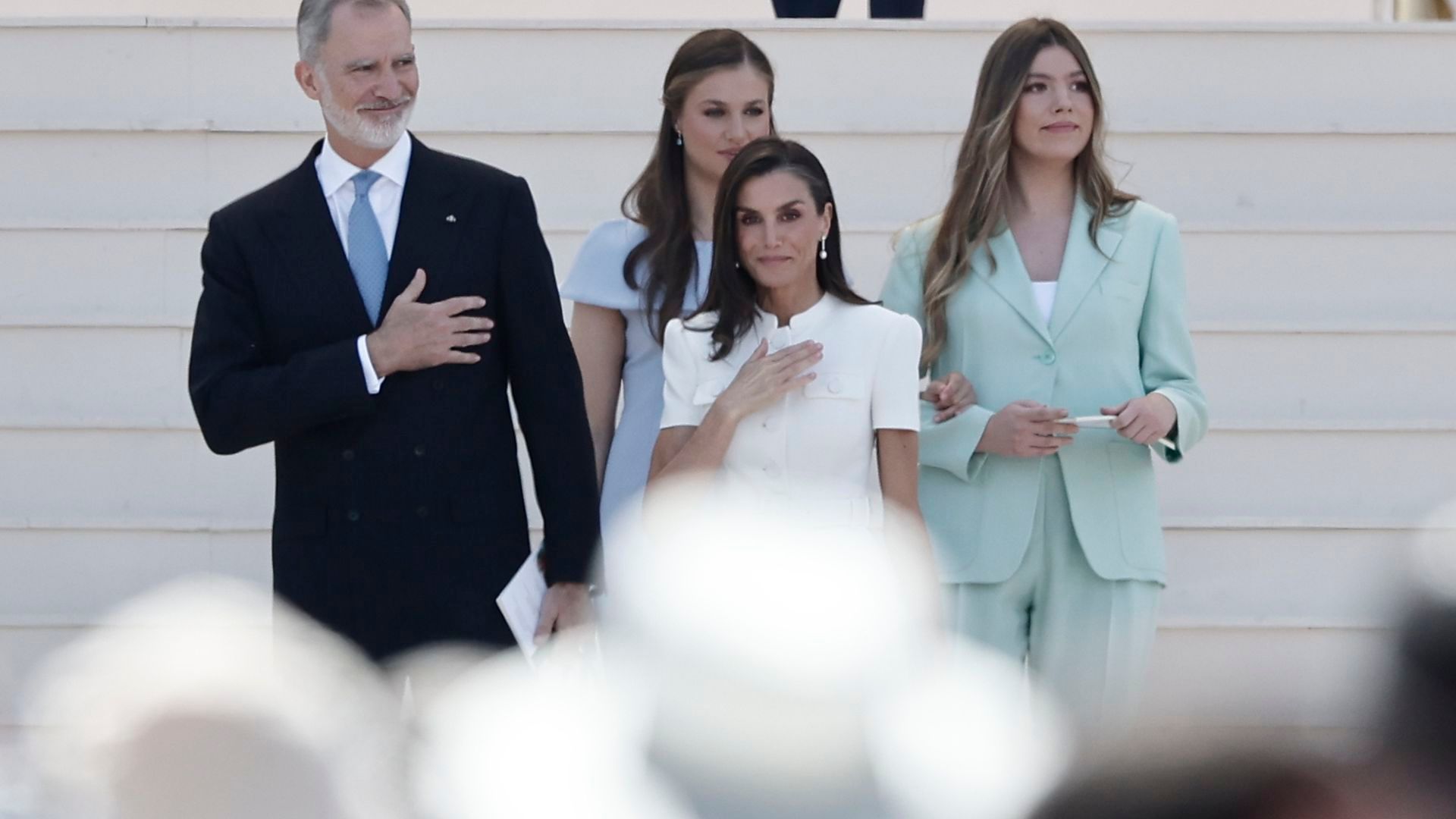 El rey Felipe, la reina Letizia, la princesa Leonor y la infanta Sofía saludan a los fieles tras asistir a la misa del Corpus Christi