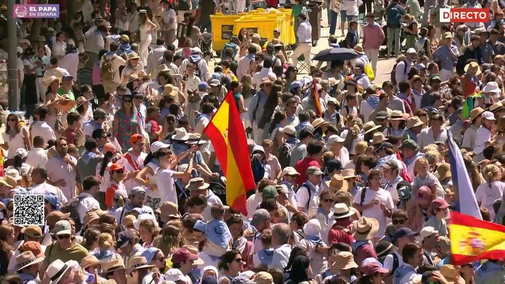 Cómo han vivido los fieles la ceremonia de la Santa Misa en Cibeles con Luis XIV: desde los cánticos hasta el silencio en la oración