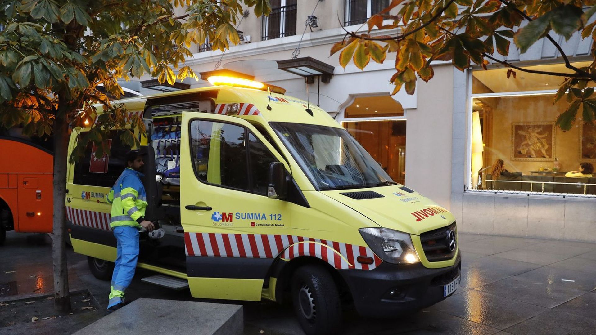 Hombre herido tras un desprendimiento de cascotes en León. Hombre herido tras un desprendimiento de cascotes en León.