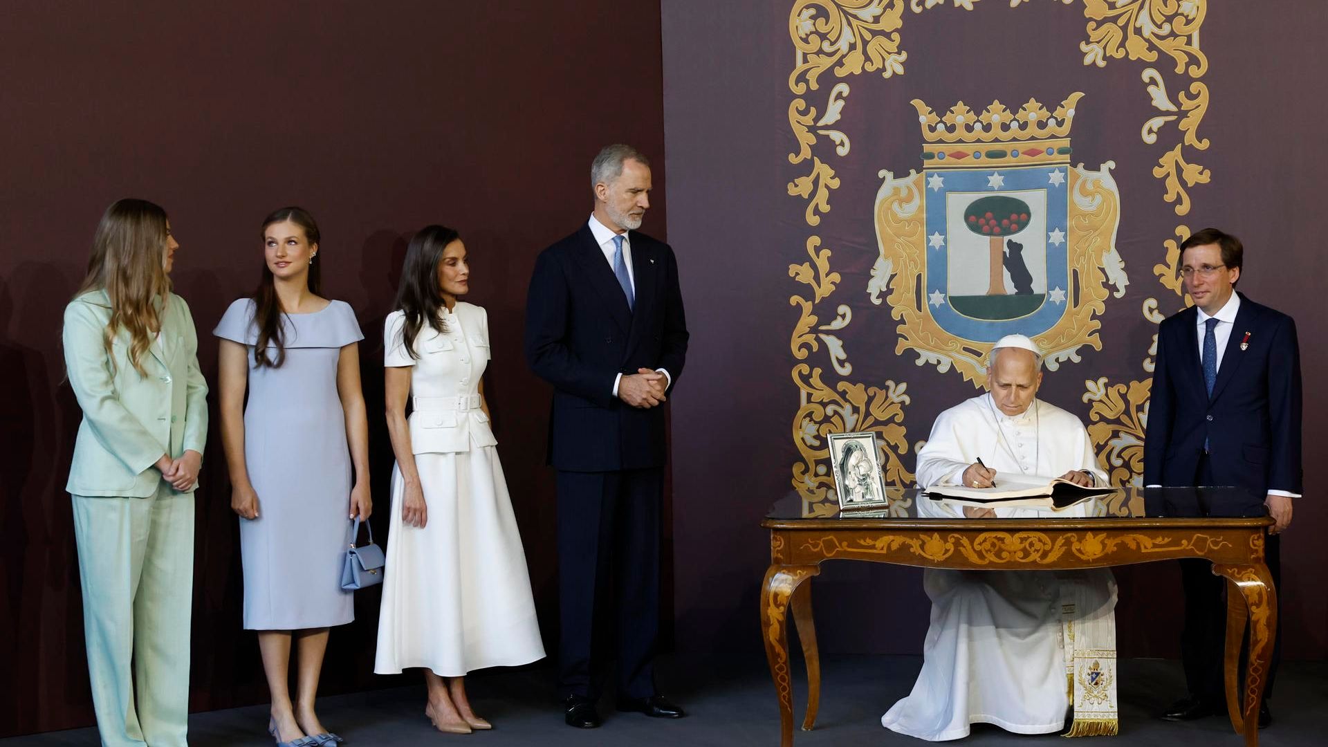 La Familia Real ha aparecido poco antes de la misa para ver a León XIV firmar el libro de invitados