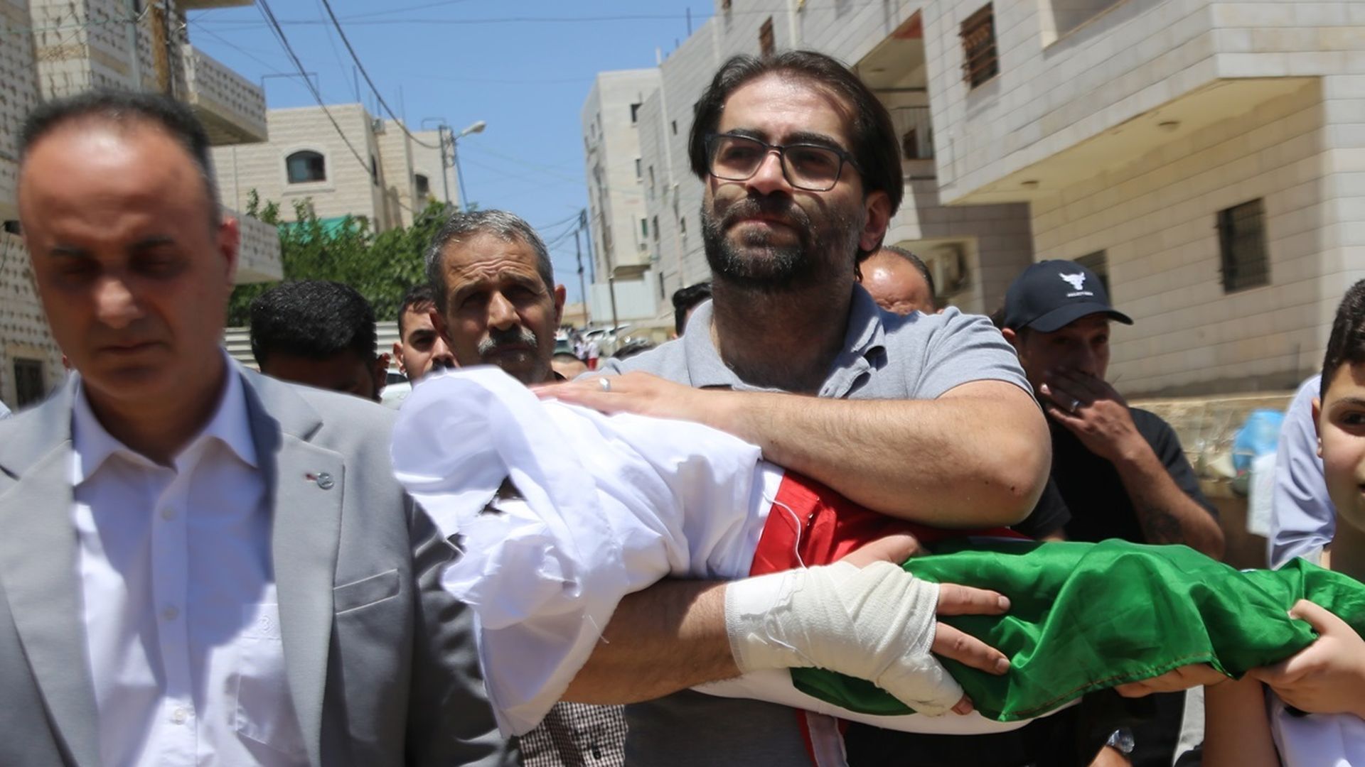 La historia de Fahd Abou, un padre que vio morir a su bebé de siete meses por un ataque israelí en Cisjordania: "No puede ser un error" La historia de Fahd Abou, un padre que vio morir a su bebé de siete meses por un ataque israelí en Cisjordania: "No puede ser un error"