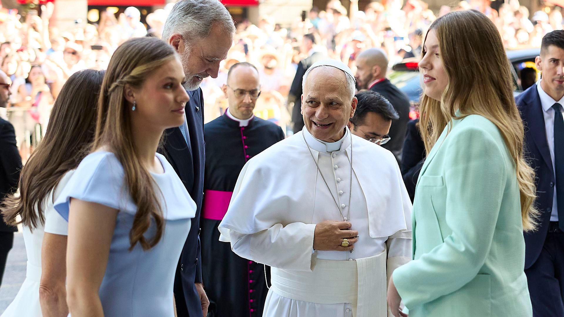 La princesa Leonor y la infanta Sofía, en el segundo día del papa en Madrid