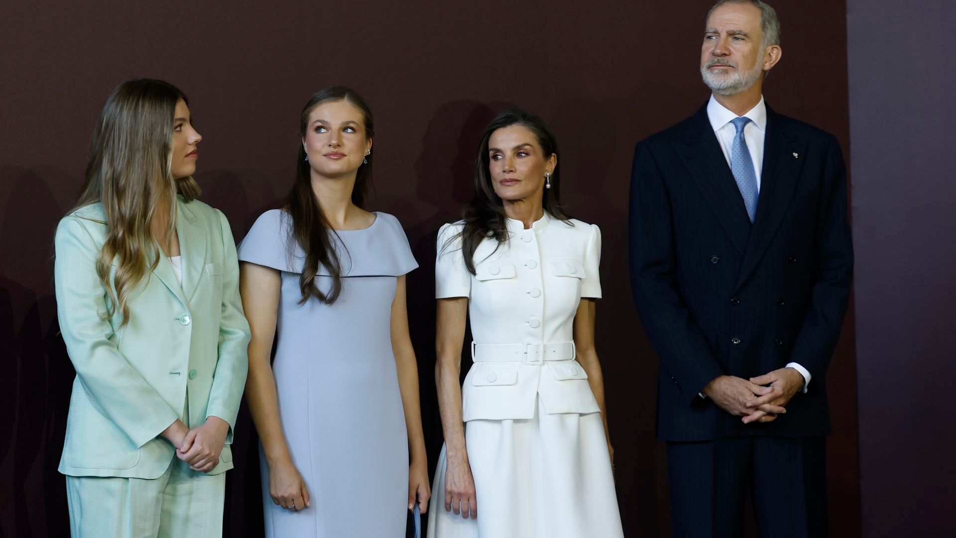 La reina Letizia repite su 'privilegio del blanco' con un traje sastre con chaqueta en la misa del papa León XIV en Cibeles La reina Letizia repite su 'privilegio del blanco' con un traje sastre con chaqueta en la misa del papa León XIV en Cibeles